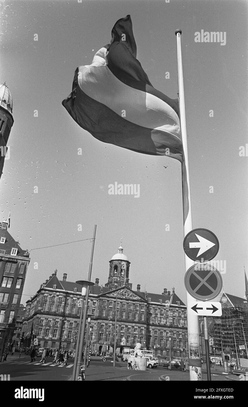 Flags at half-mast in Amsterdam death of Rev. King . Flag at half-mast on the Munttoren, April 9, 1968, FLAGS, towers, The Netherlands, 20th century press agency photo, news to remember, documentary, historic photography 1945-1990, visual stories, human history of the Twentieth Century, capturing moments in time Stock Photo