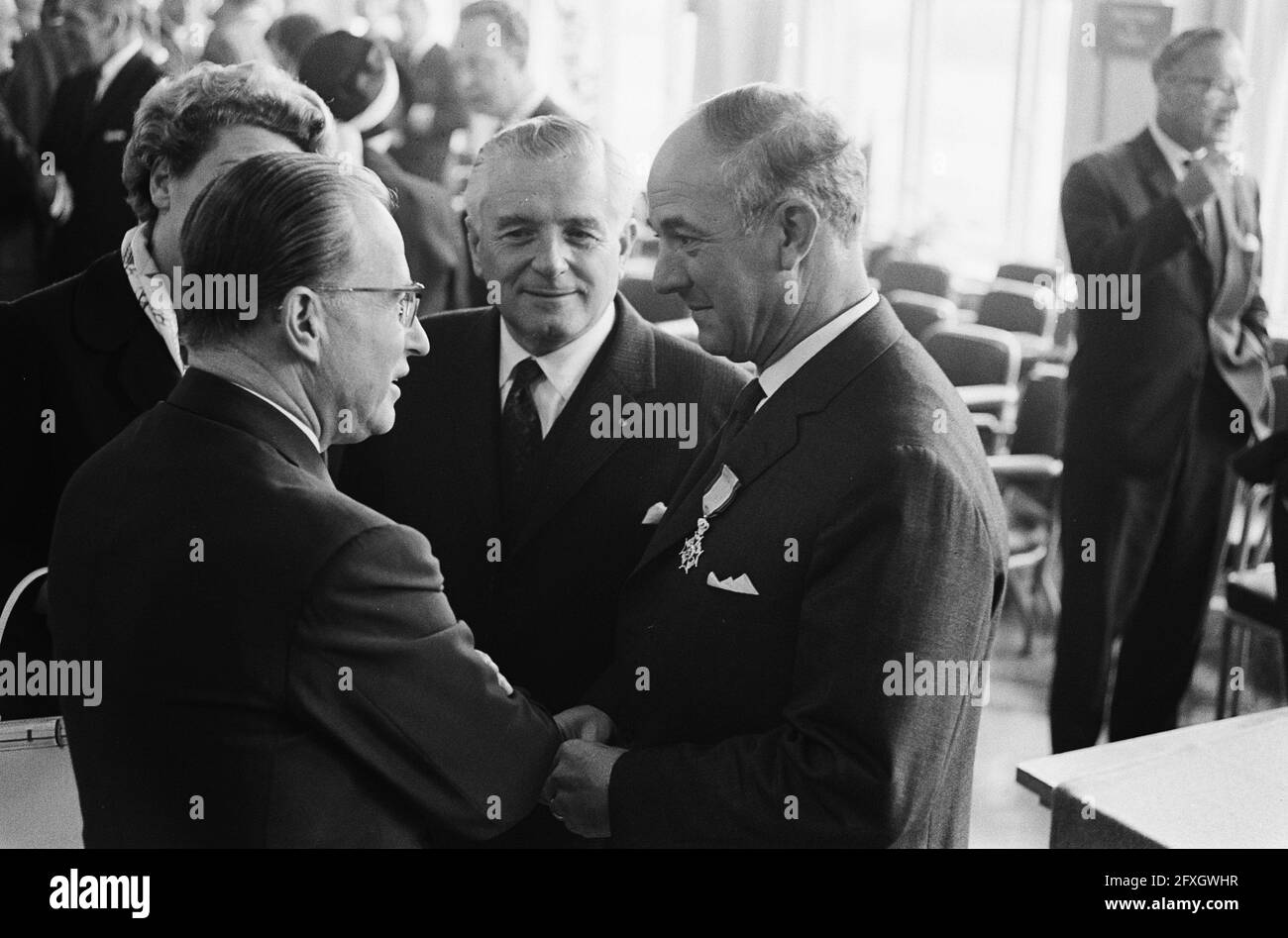 Flying hour medals awarded at KLM. Captain Ravenhill in conversation with president Mr. H. Alberda and director van de Wal, October 7, 1963, directors, captains, aviation, awards, The Netherlands, 20th century press agency photo, news to remember, documentary, historic photography 1945-1990, visual stories, human history of the Twentieth Century, capturing moments in time Stock Photo