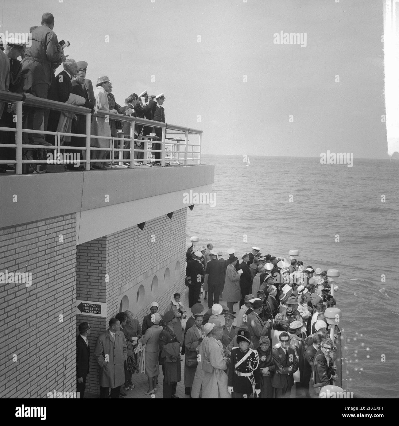 Flotilla show Scheveningen. Royal couple on a pier, 6 July 1961, LIBORARY,  The Netherlands, 20th century press agency photo, news to remember,  documentary, historic photography 1945-1990, visual stories, human history  of the
