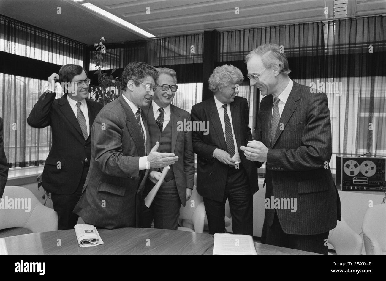 Vn left to right alderman Van Duyn, mayor Van Thijn, ABN top executive Hazelhoff, president of the Dutch Bank Duisenberg and finance minister Ruding, March 16, 1989, mayors, ministers, presentations, presidents, reports, aldermen, The Netherlands, 20th century press agency photo, news to remember, documentary, historic photography 1945-1990, visual stories, human history of the Twentieth Century, capturing moments in time Stock Photo