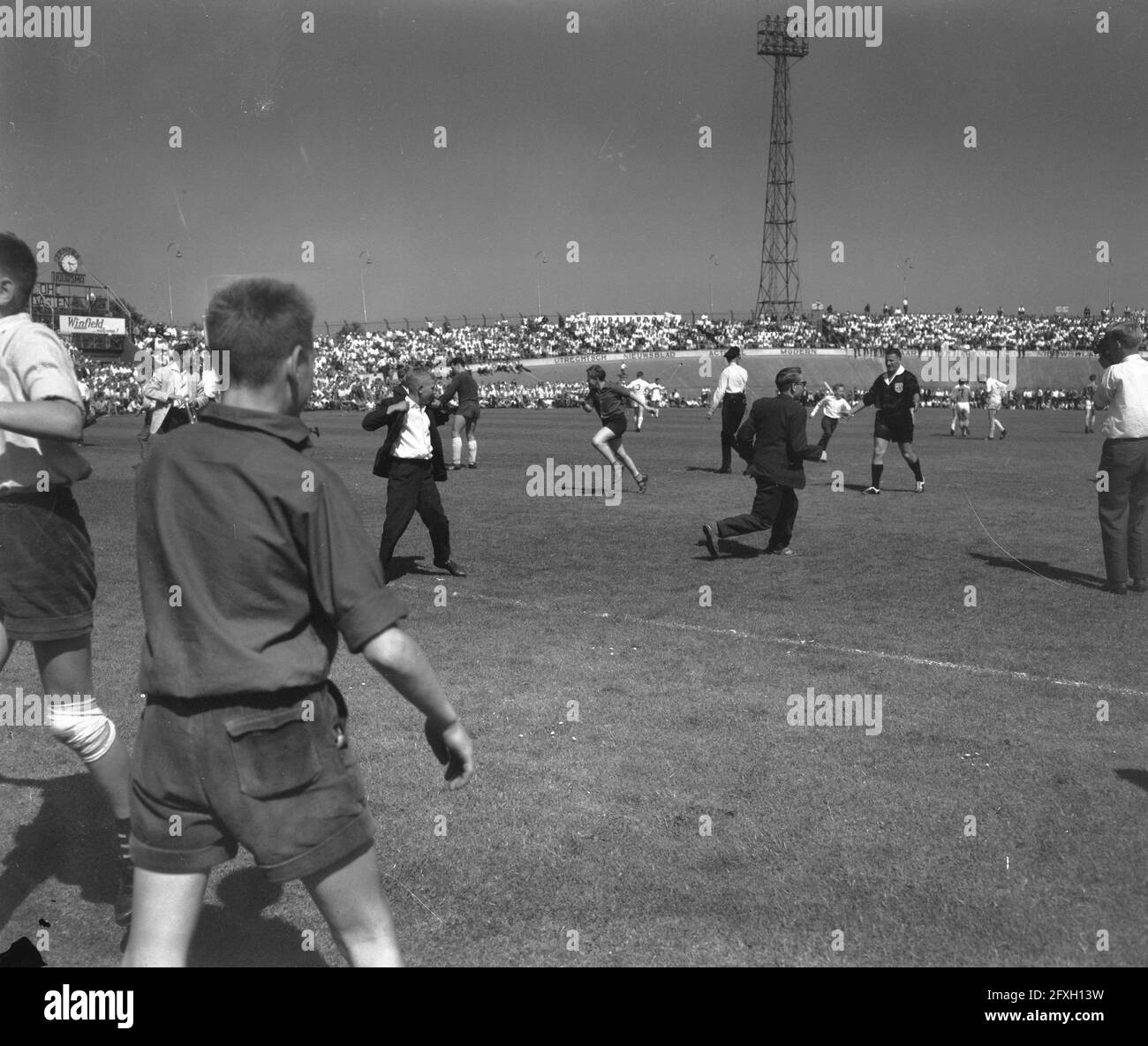 Soccer match DHC against Volewijckers. Supporters are chased off the field, June 25, 1961, SUPPORTERS, sports, soccer matches, The Netherlands, 20th century press agency photo, news to remember, documentary, historic photography 1945-1990, visual stories, human history of the Twentieth Century, capturing moments in time Stock Photo