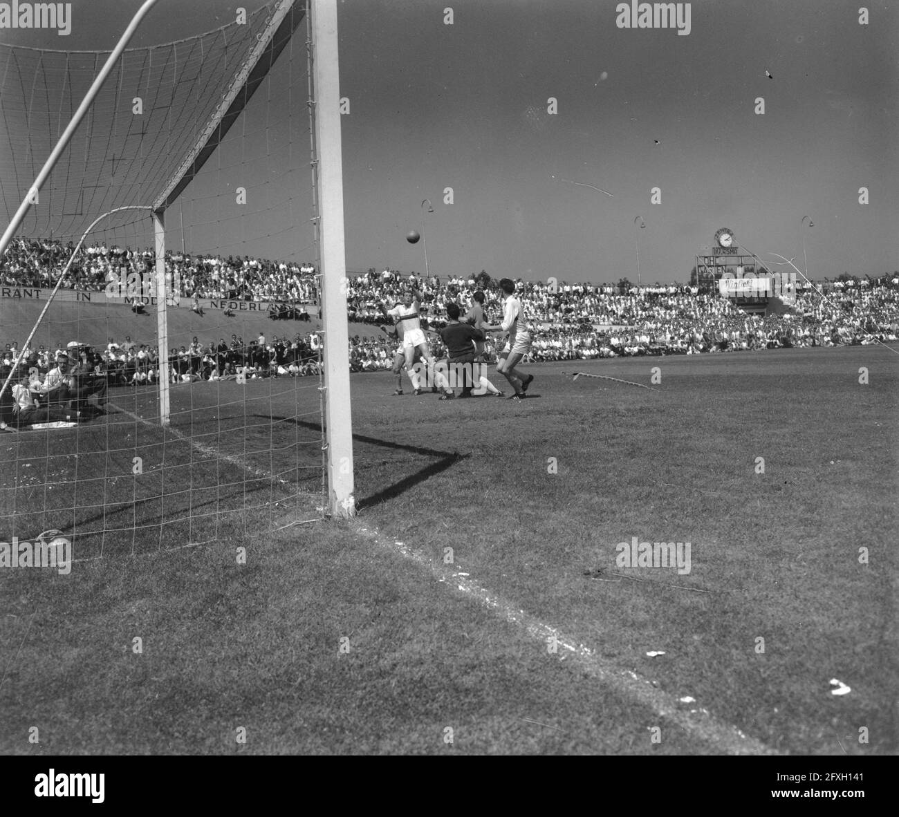 Soccer match DHC against Volewijckers. Game moment, June 25, 1961, sports, soccer matches, The Netherlands, 20th century press agency photo, news to remember, documentary, historic photography 1945-1990, visual stories, human history of the Twentieth Century, capturing moments in time Stock Photo
