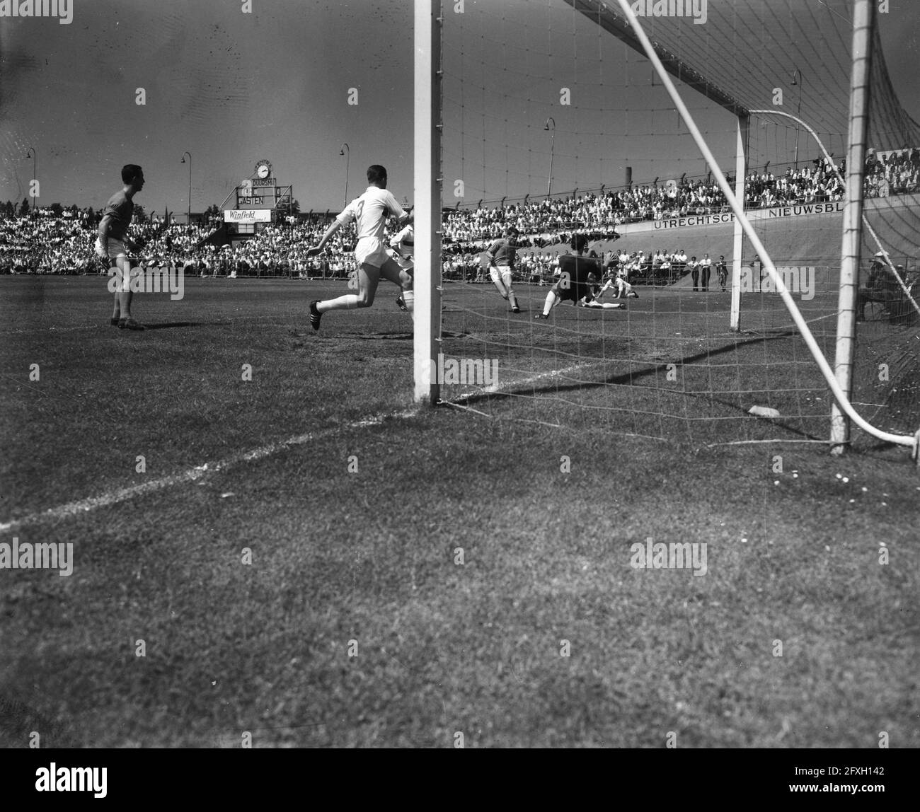 Soccer match DHC against Volewijckers, 25 June 1961, sports, soccer matches, The Netherlands, 20th century press agency photo, news to remember, documentary, historic photography 1945-1990, visual stories, human history of the Twentieth Century, capturing moments in time Stock Photo