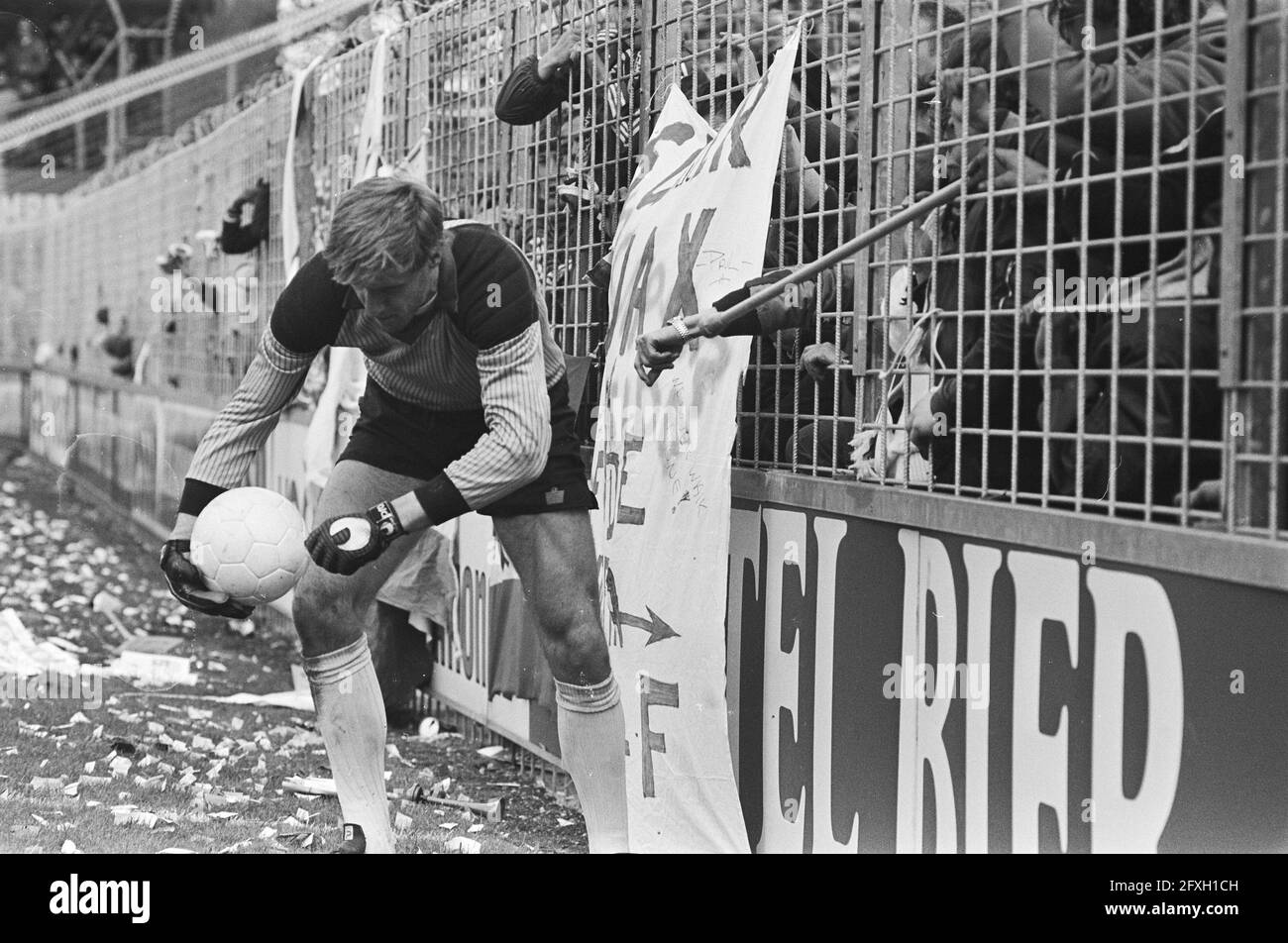 Soccer Ajax v FC Utrecht 1-0. Van Breukelen (goalkeeper) gets hit with stick by F-side when he took ball away from fence, 2 May 1982, goalkeepers, sports, soccer, The Netherlands, 20th century press agency photo, news to remember, documentary, historic photography 1945-1990, visual stories, human history of the Twentieth Century, capturing moments in time Stock Photo
