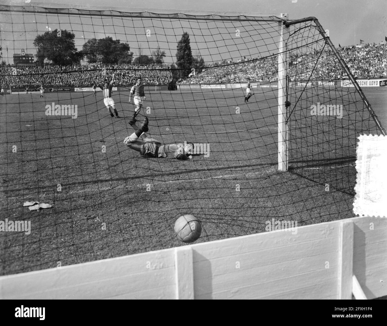 Goalkeeper british yields hires stock photography and images Alamy