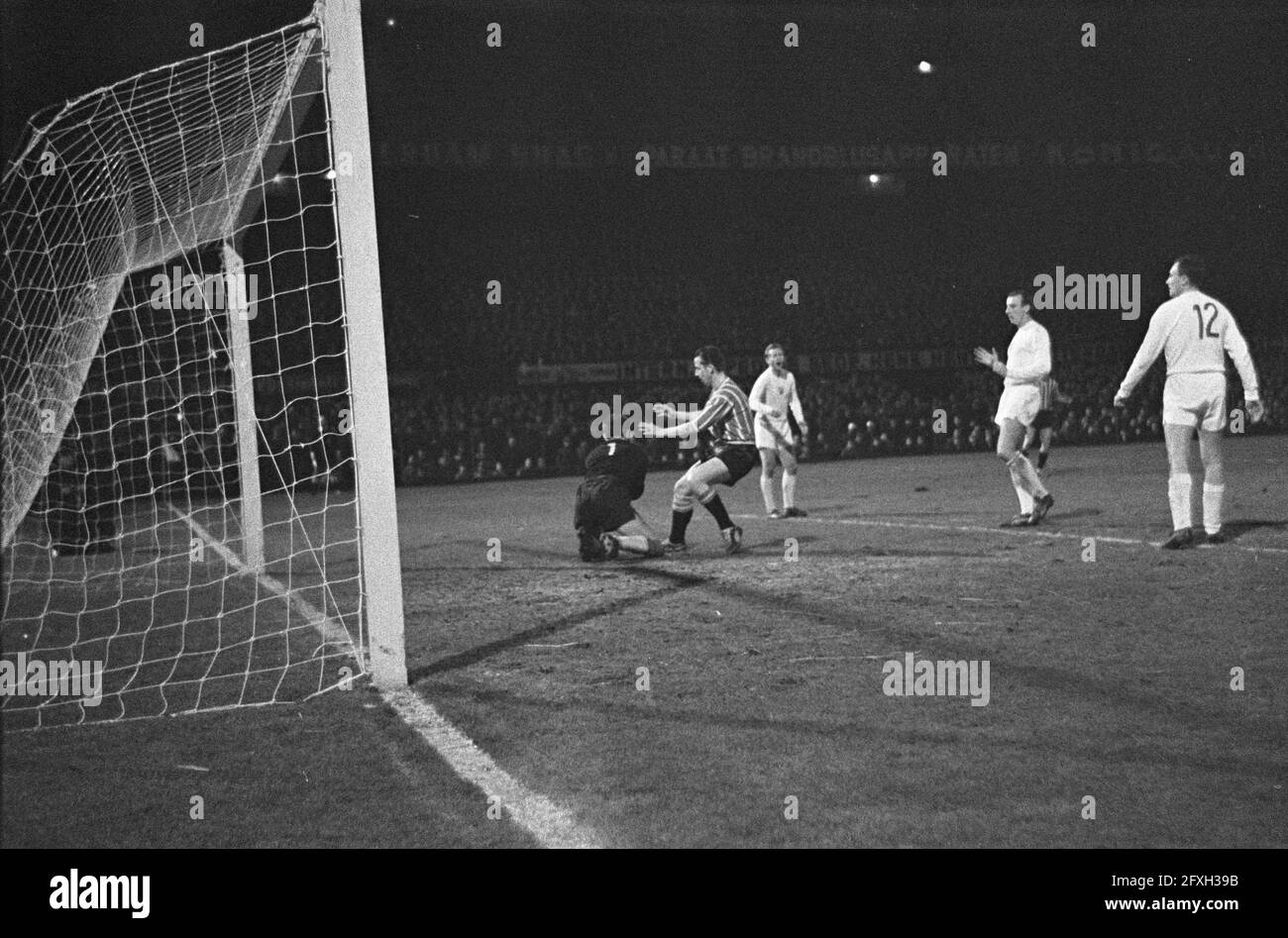 Soccer Semi-Final Intertoto; Feyenoord - Banik Ostrava (Czech Republic) 1-0. Moulijn at Czech goalkeeper, 8 March 1962, sports, soccer, The Netherlands, 20th century press agency photo, news to remember, documentary, historic photography 1945-1990, visual stories, human history of the Twentieth Century, capturing moments in time Stock Photo