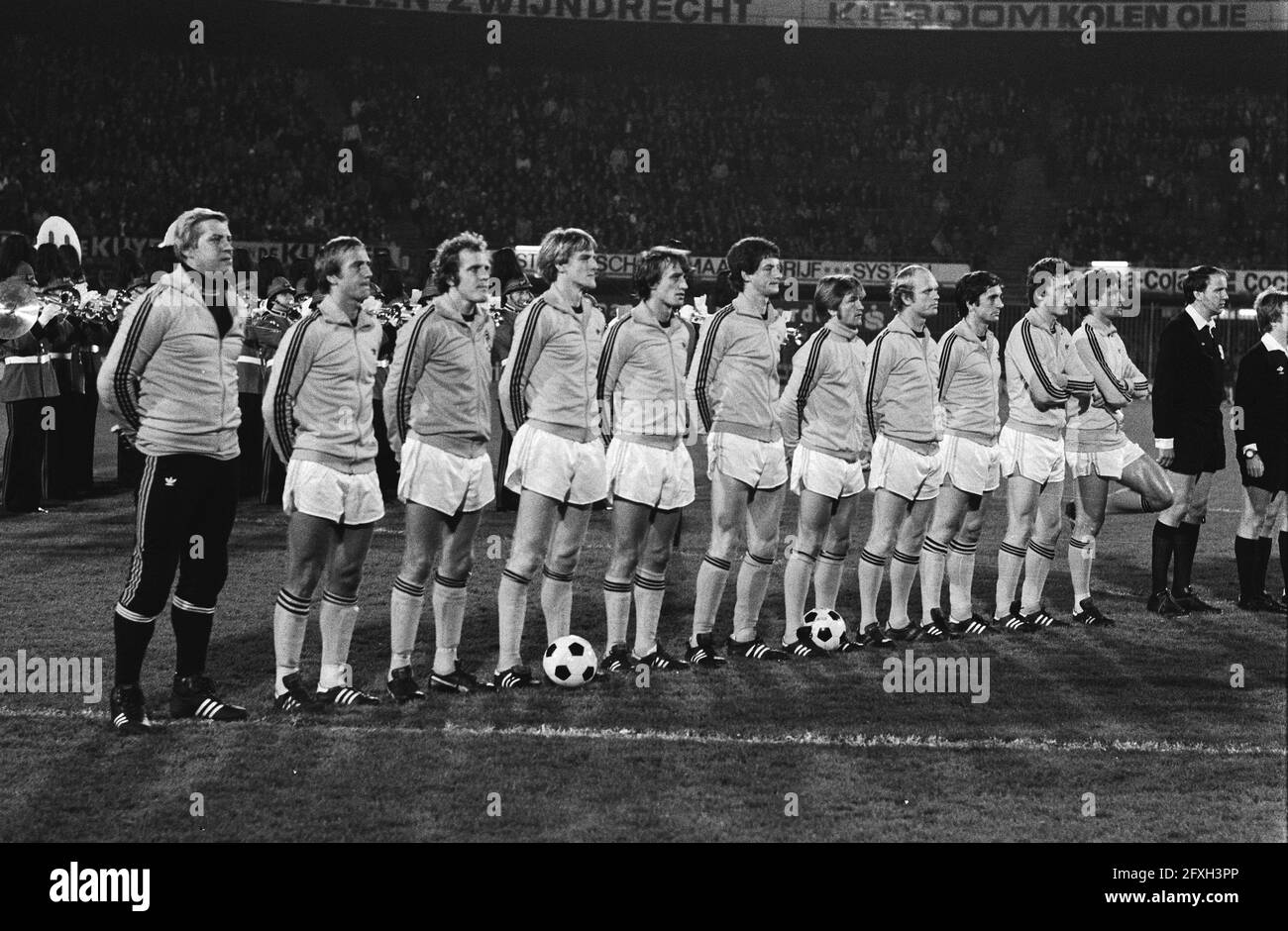 Soccer Netherlands against DDR 3-0, group photo Dutch national team, no. 7  group photo Dutch national team in addition to national team DDR, November  15, 1978, teams, sports, soccer, The Netherlands, 20th