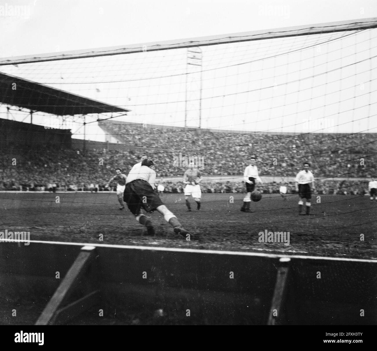 Soccer Netherlands against England, March 26, 1952, sports, soccer, The Netherlands, 20th century press agency photo, news to remember, documentary, historic photography 1945-1990, visual stories, human history of the Twentieth Century, capturing moments in time Stock Photo