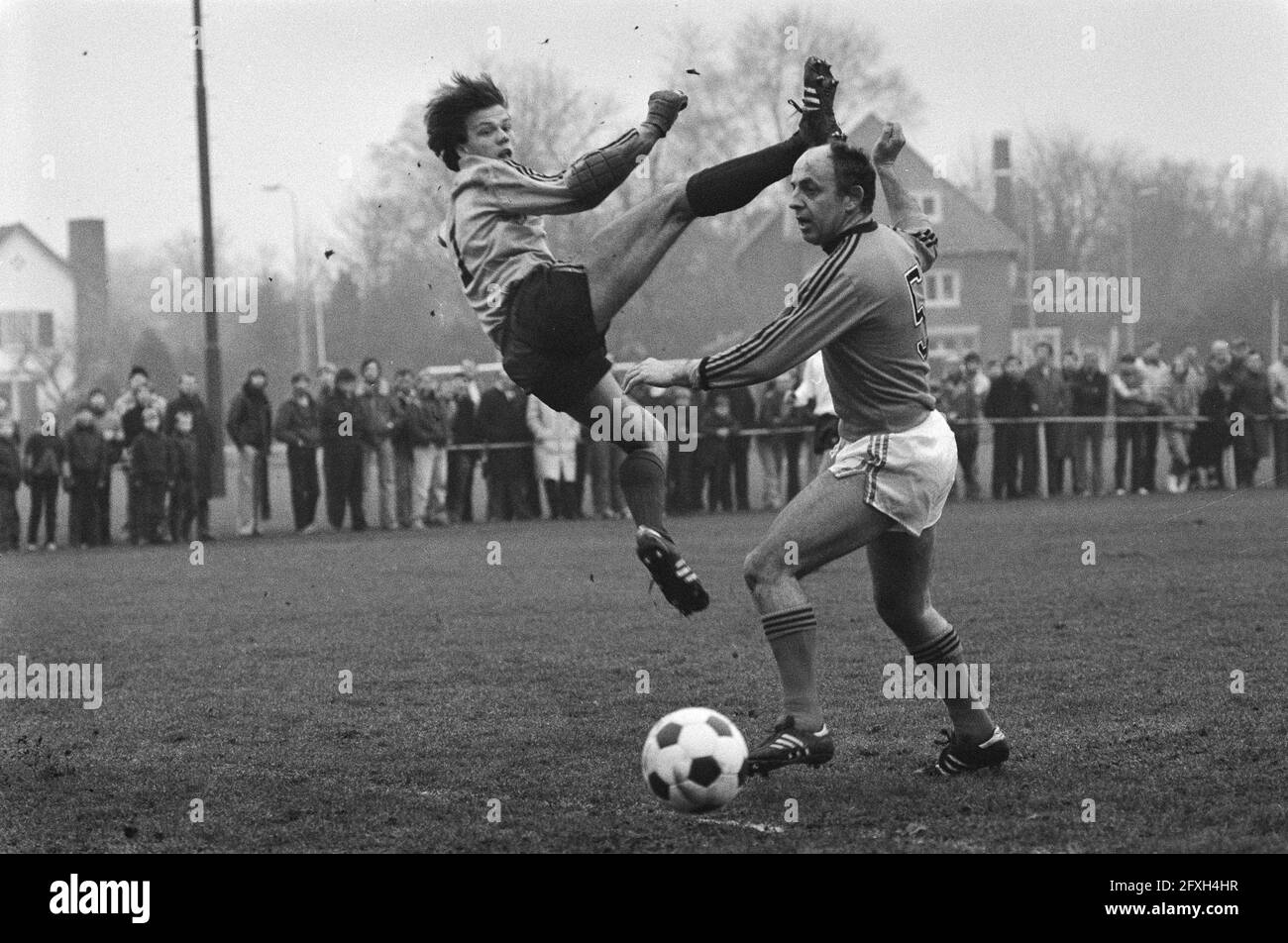 Soccer between KHFC against former internationals in Haarlem. Leen van der Lugt (r.) with KHFC goalkeeper H. van Nee, January 1, 1982, sports, soccer New Year's Eve, The Netherlands, 20th century press agency photo, news to remember, documentary, historic photography 1945-1990, visual stories, human history of the Twentieth Century, capturing moments in time Stock Photo