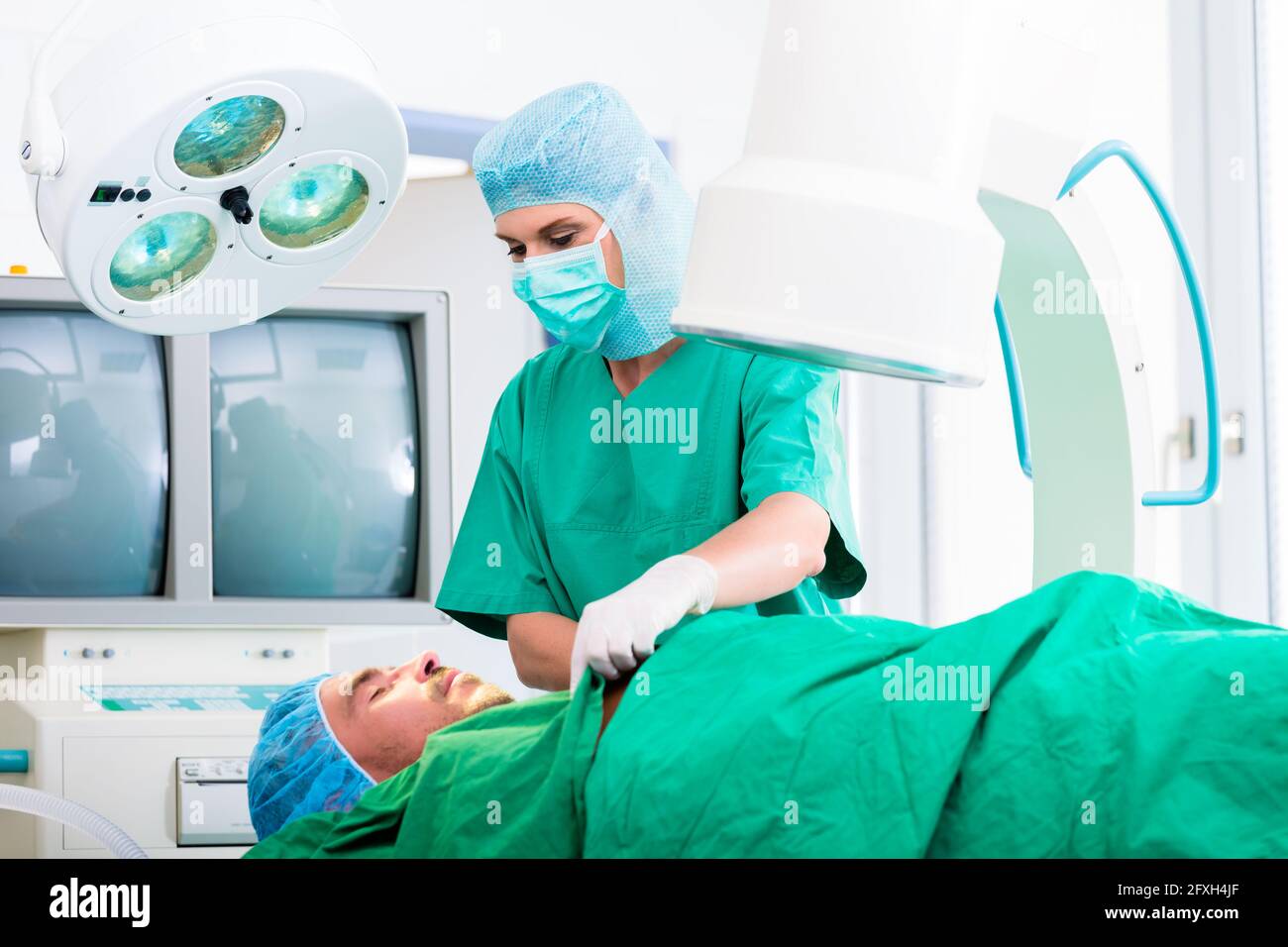 Doctor operating hi-res stock photography and images - Alamy