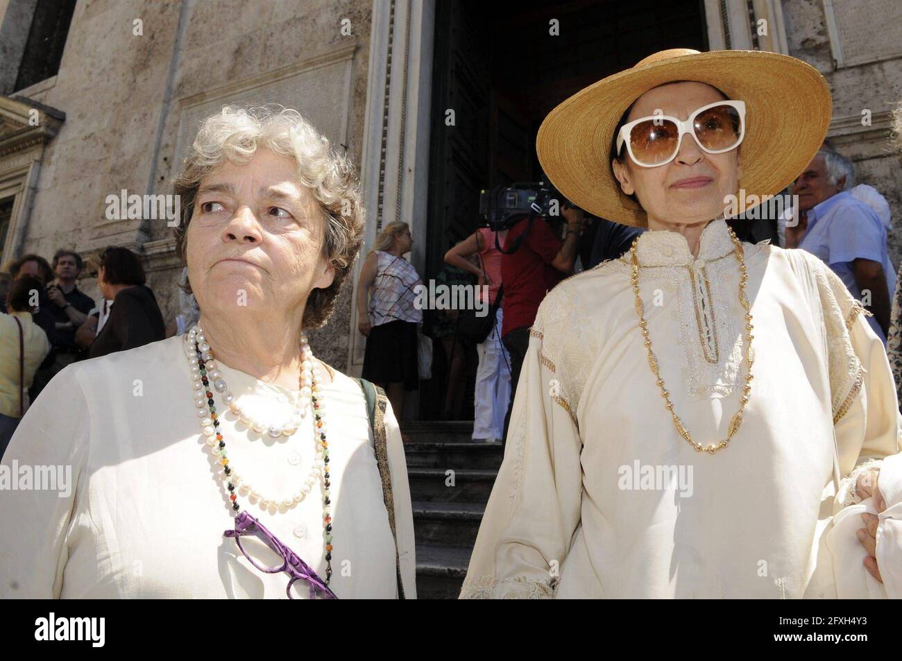 Photo Repertoire Italy 27th May 21 The Funerals Of Suso Cecchi D Amico In The Photo Silvia D Amico With Carla Fracci Rome 10 08 02 Lorenzo Daloiso Giacominofoto Ps The Photo Can Be Used Respecting Photo Repertoire Italy 27th May 21 The Funerals Of Suso Cecchi D Amico In The Photo Silvia D Amico With Carla Fracci Rome 10 08 02 Lorenzo Daloiso Giacominofoto Ps The Photo Can Be Used Respecting