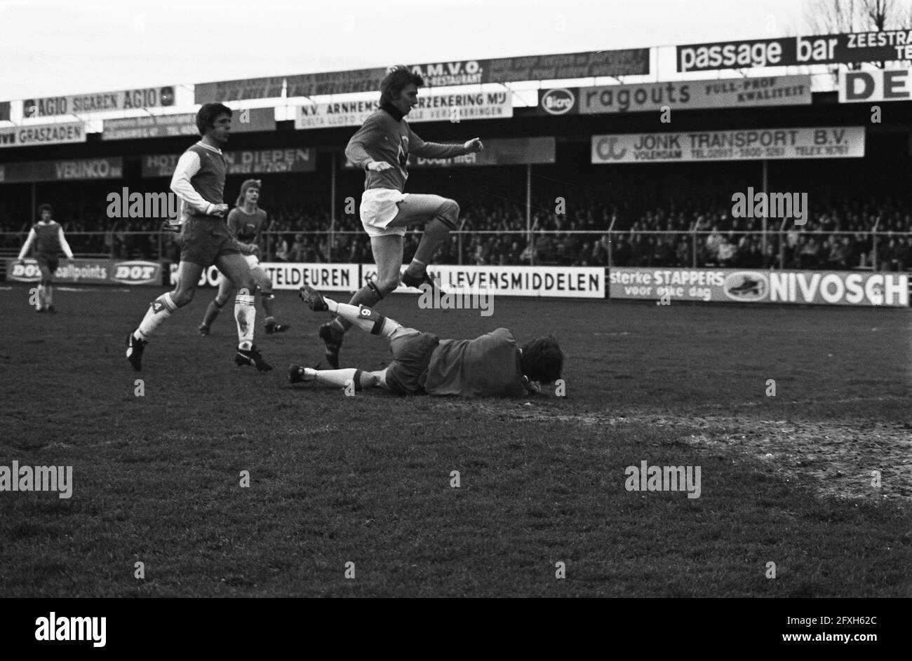 Volendam v Haarlem 3-1 (3rd round KNVB cup ); Bond scores 1st goal, keeper Poldervaart misses, 29 December 1974, sports, soccer, The Netherlands, 20th century press agency photo, news to remember, documentary, historic photography 1945-1990, visual stories, human history of the Twentieth Century, capturing moments in time Stock Photo