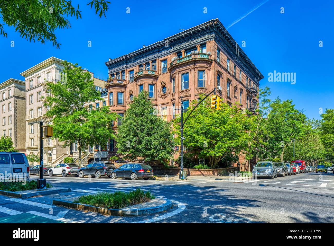 Row of brownstones new york hires stock photography and images Alamy