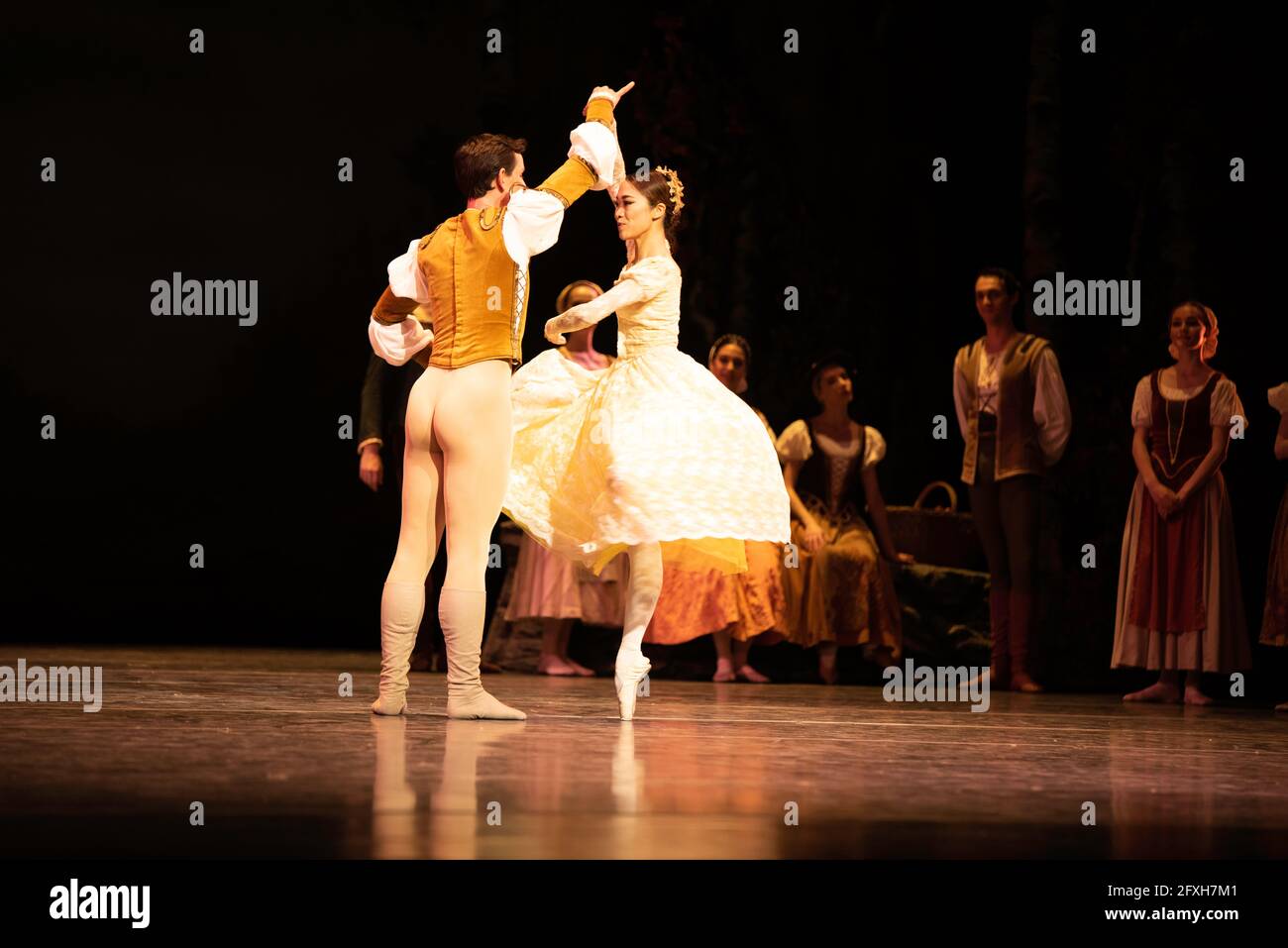 El lago de los cisnes’ en la emotiva versión de Cranko, servida por un Ballet Nacional Checo con posibles Stock Photo