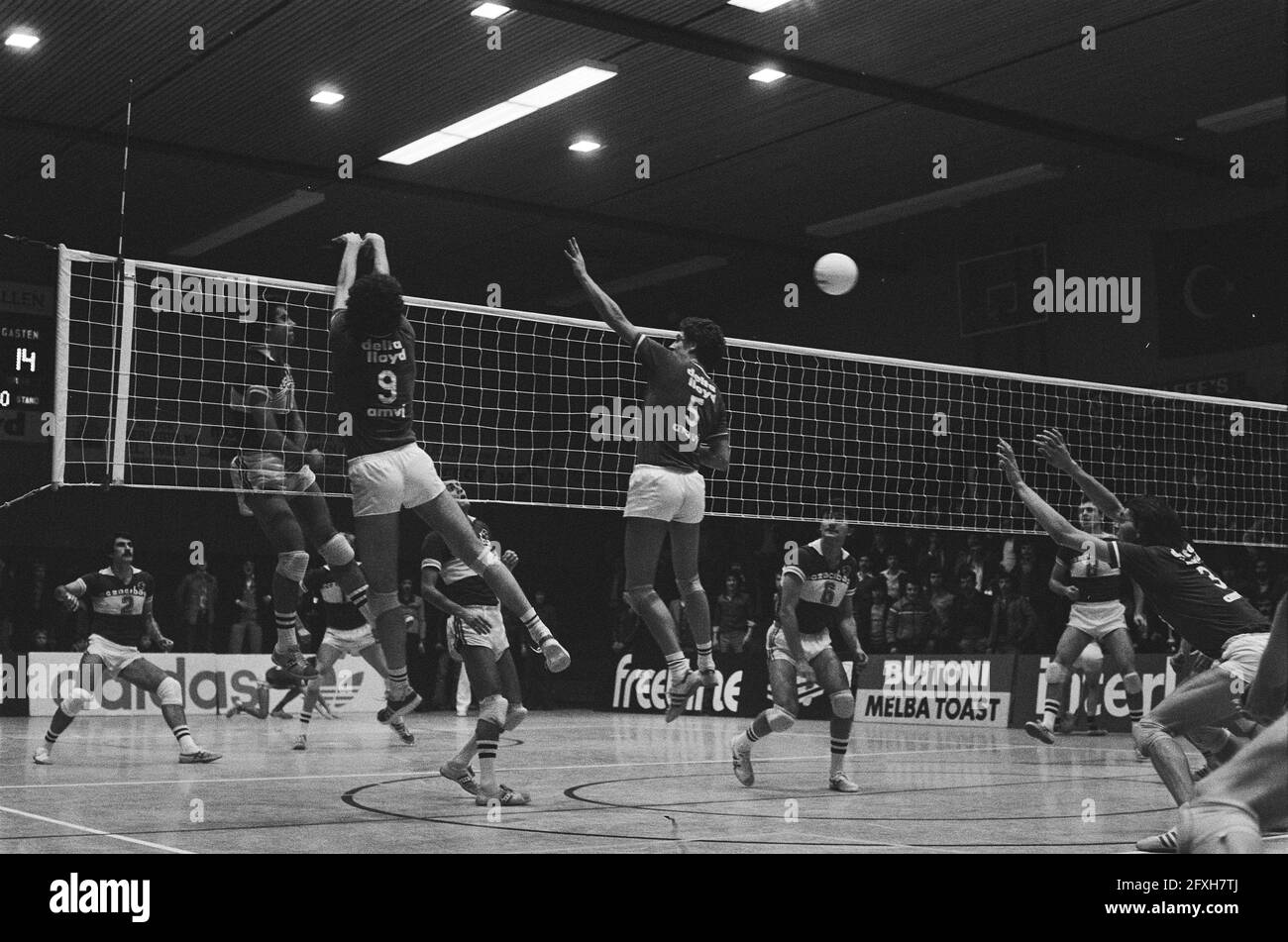 Volleyball; Deltalloyd/AMVJ against Eczacibasi Istanbul (semifinal Europacup); game moment, January 7, 1978, sports, volleyball, The Netherlands, 20th century press agency photo, news to remember, documentary, historic photography 1945-1990, visual stories, human history of the Twentieth Century, capturing moments in time Stock Photo