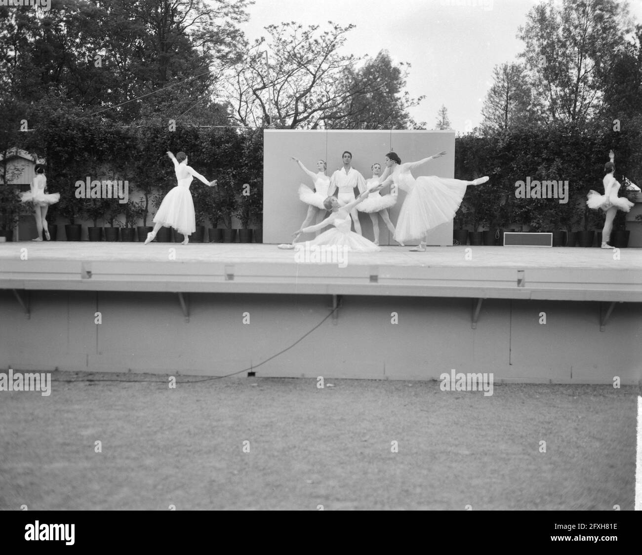 Vondelparkfeesten 1963 opened with a performance by Het Nationale Ballet conducted by Sonia Gaskell, performance of the ballet Suite en Blanc, June 4, 1963, ballet, performances, The Netherlands, 20th century press agency photo, news to remember, documentary, historic photography 1945-1990, visual stories, human history of the Twentieth Century, capturing moments in time Stock Photo