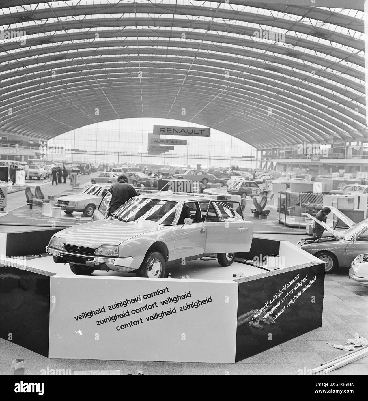 Preparation RAI passenger car75 in Amsterdam, overview with in foreground the car of the year the Citroen CX, February 11, 1975, Autos, exhibitions, The Netherlands, 20th century press agency photo, news to remember, documentary, historic photography 1945-1990, visual stories, human history of the Twentieth Century, capturing moments in time Stock Photo