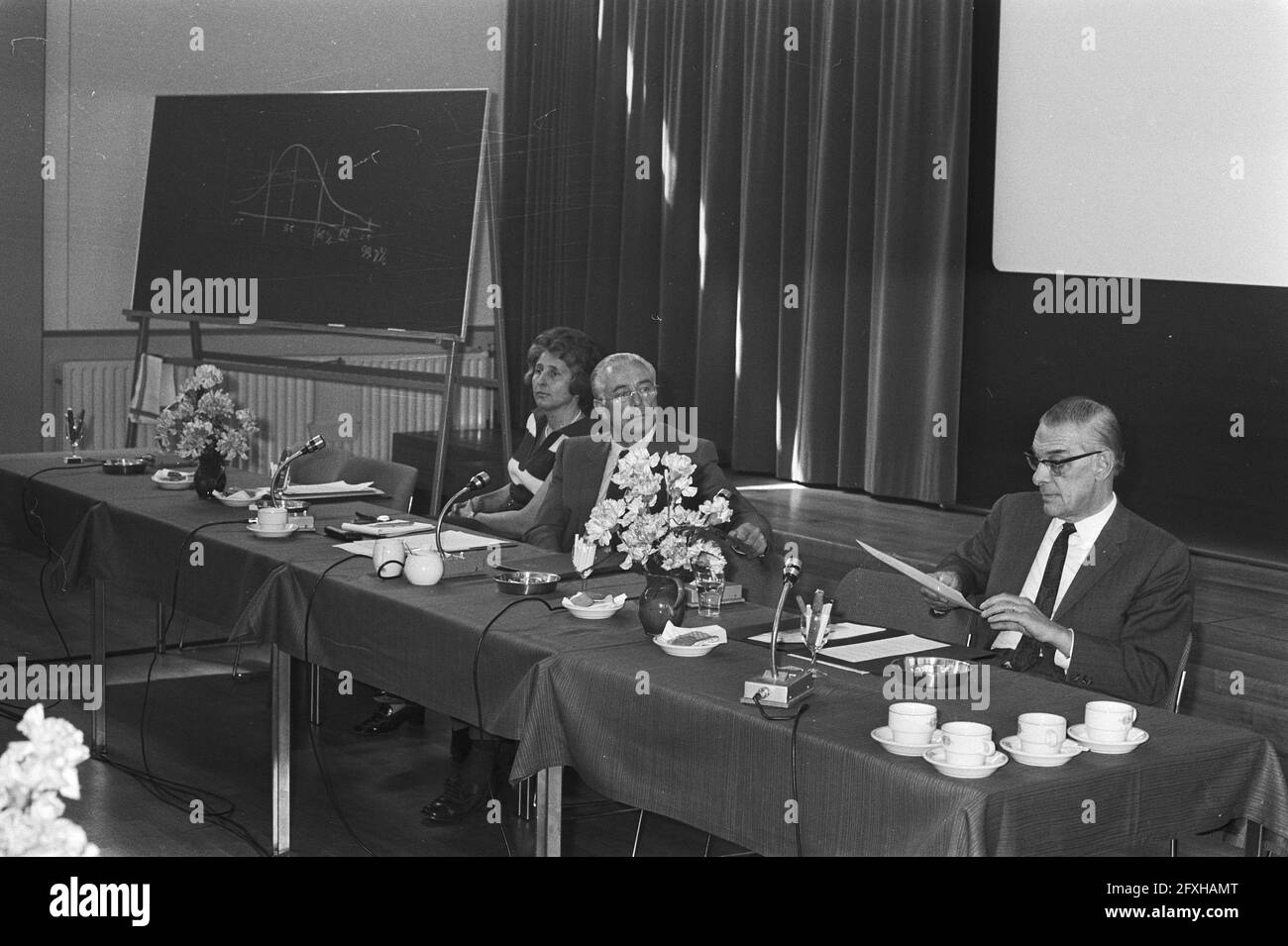 Information day of the Amsterdam hospitals, m.f. Dr. A.A. Holscher (head of the traumatology department of the Wilhelmina Gasthuis), Dr. R. de Wit (director of the Onze Lieve Vrouwe Gasthuis) and Dr. V.M. Oppers (doctor), May 18, 1971, doctors, information, hospitals, The Netherlands, 20th century press agency photo, news to remember, documentary, historic photography 1945-1990, visual stories, human history of the Twentieth Century, capturing moments in time Stock Photo