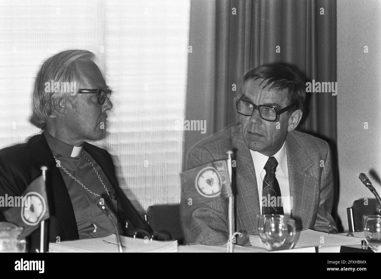 President Mikko Jewa (r) and Secretary General Carl H. Mau, August 18, 1975, conferences, churches, portraits, presidents, The Netherlands, 20th century press agency photo, news to remember, documentary, historic photography 1945-1990, visual stories, human history of the Twentieth Century, capturing moments in time Stock Photo