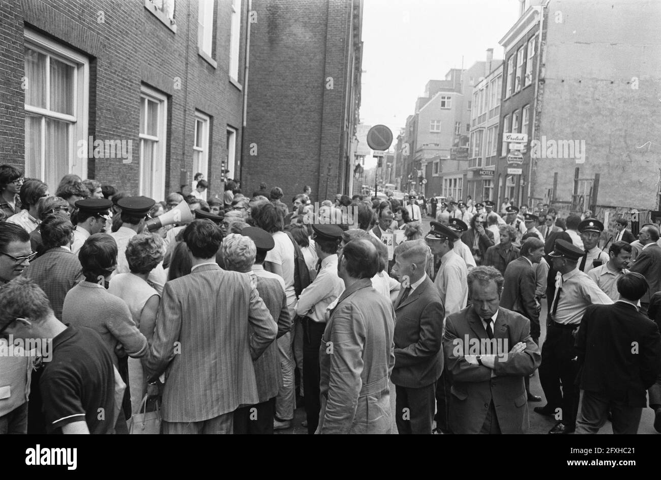 In front of courthouse, where Maagdenhuis occupiers are being tried, Amsterdam, singing Rikkert Zuiderveld and Elly Nieman, June 16, 1969, occupiers, courthouses, The Netherlands, 20th century press agency photo, news to remember, documentary, historic photography 1945-1990, visual stories, human history of the Twentieth Century, capturing moments in time Stock Photo