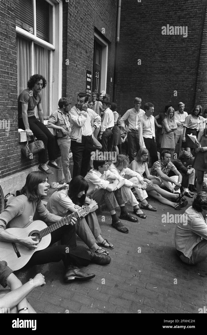 In front of courthouse, where Maagdenhuis-occupiers are being tried, Amsterdam, singing Rikkert Zuiderveld and Elly Nieman, 16 June 1969, occupiers, courthouses, The Netherlands, 20th century press agency photo, news to remember, documentary, historic photography 1945-1990, visual stories, human history of the Twentieth Century, capturing moments in time Stock Photo