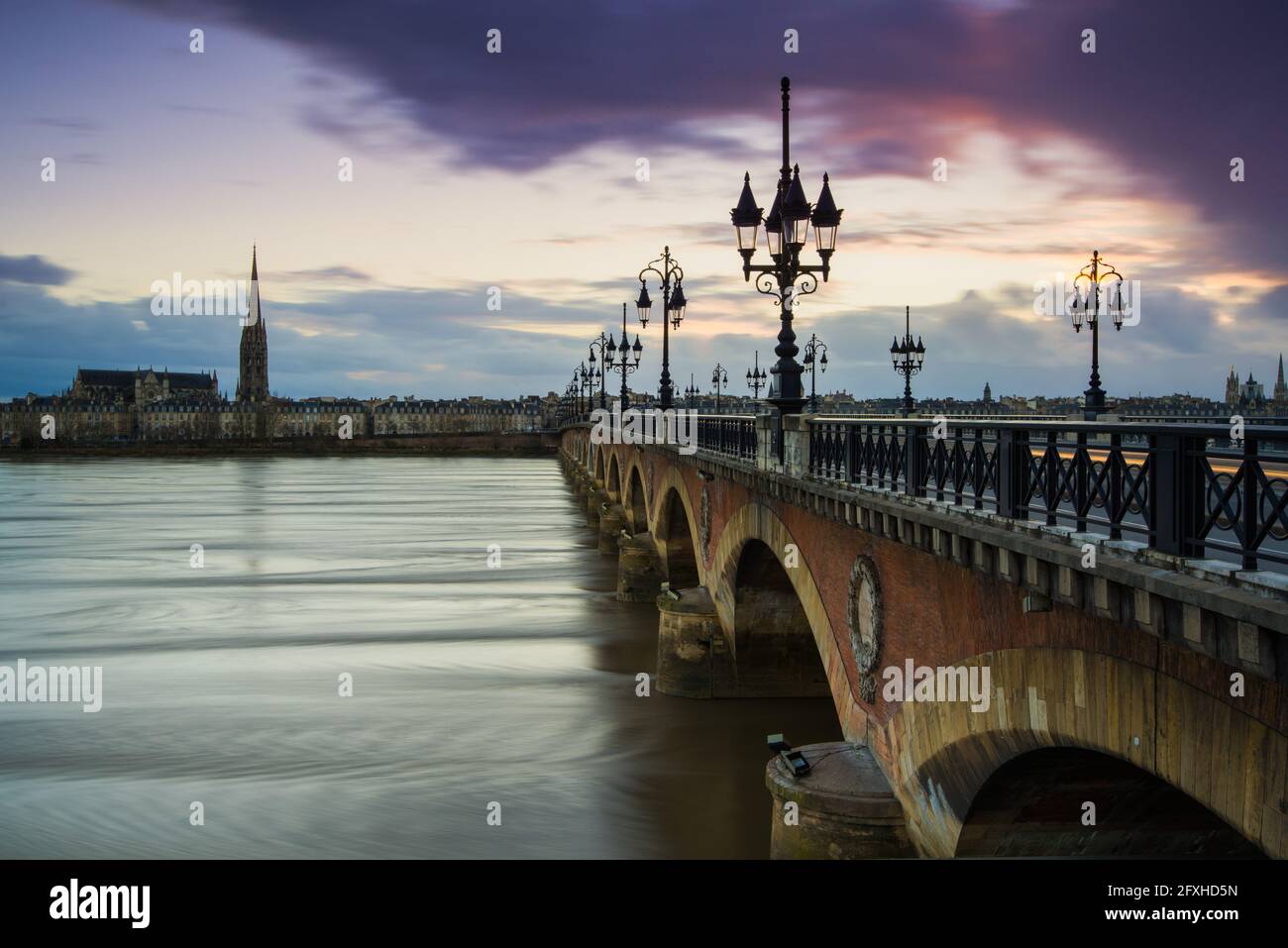 FRANCE, GIRONDE (33) BORDEAUX, THE PONT DE PIERRE (STONE BRIDGE) CROSSING THE GARONNE RIVER Stock Photo