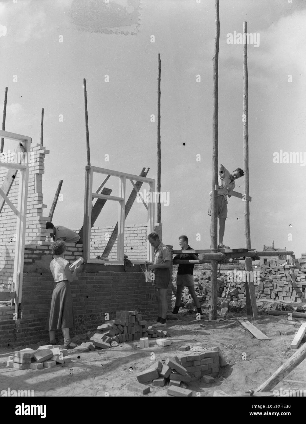 Volunteers including foreign youngsters help construction in Zeeland, at Nieuwerkerk Schouwen Duiveland, August 30, 1955, VOLUNTEERS, The Netherlands, 20th century press agency photo, news to remember, documentary, historic photography 1945-1990, visual stories, human history of the Twentieth Century, capturing moments in time Stock Photo