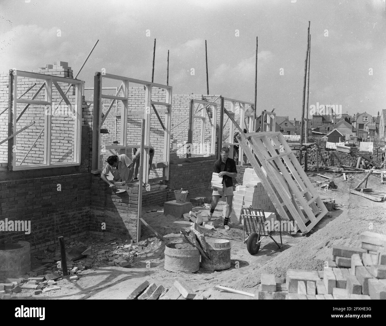 Volunteers including foreign youngsters help construction in Zeeland, at Nieuwerkerk Schouwen Duiveland, August 30, 1955, VOLUNTEERS, The Netherlands, 20th century press agency photo, news to remember, documentary, historic photography 1945-1990, visual stories, human history of the Twentieth Century, capturing moments in time Stock Photo