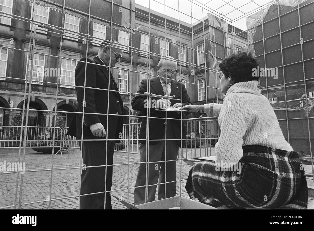 Woman demonstrated at Hague Binnenhof against bio-industry and nature conservation among other things, the woman in a large cage at Binnenhof, October 3, 1980, demonstrations, cages, women, The Netherlands, 20th century press agency photo, news to remember, documentary, historic photography 1945-1990, visual stories, human history of the Twentieth Century, capturing moments in time Stock Photo