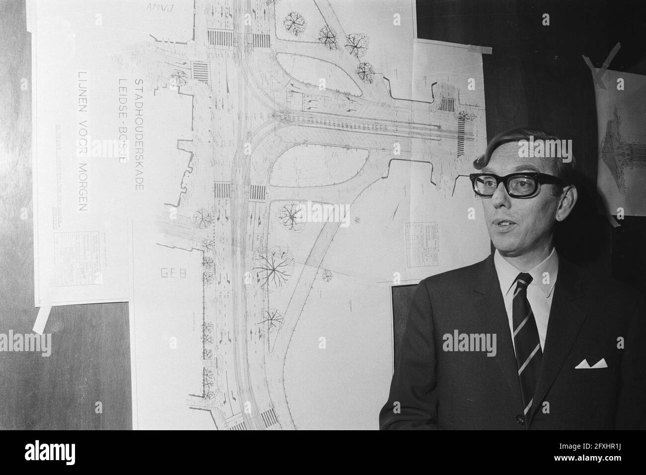 Alderman Brautigam in council chamber at a map, May 24, 1971, town halls, public transportation, press conferences, maps, aldermen, The Netherlands, 20th century press agency photo, news to remember, documentary, historic photography 1945-1990, visual stories, human history of the Twentieth Century, capturing moments in time Stock Photo