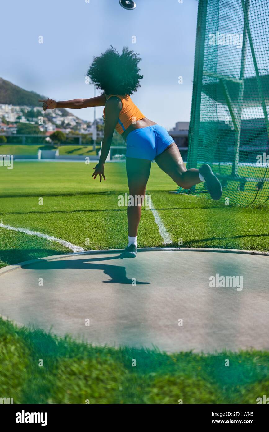 Female track and field athlete throwing discus Stock Photo Alamy