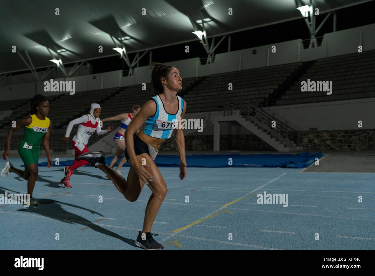 Finish line track hi res stock photography and images Alamy
