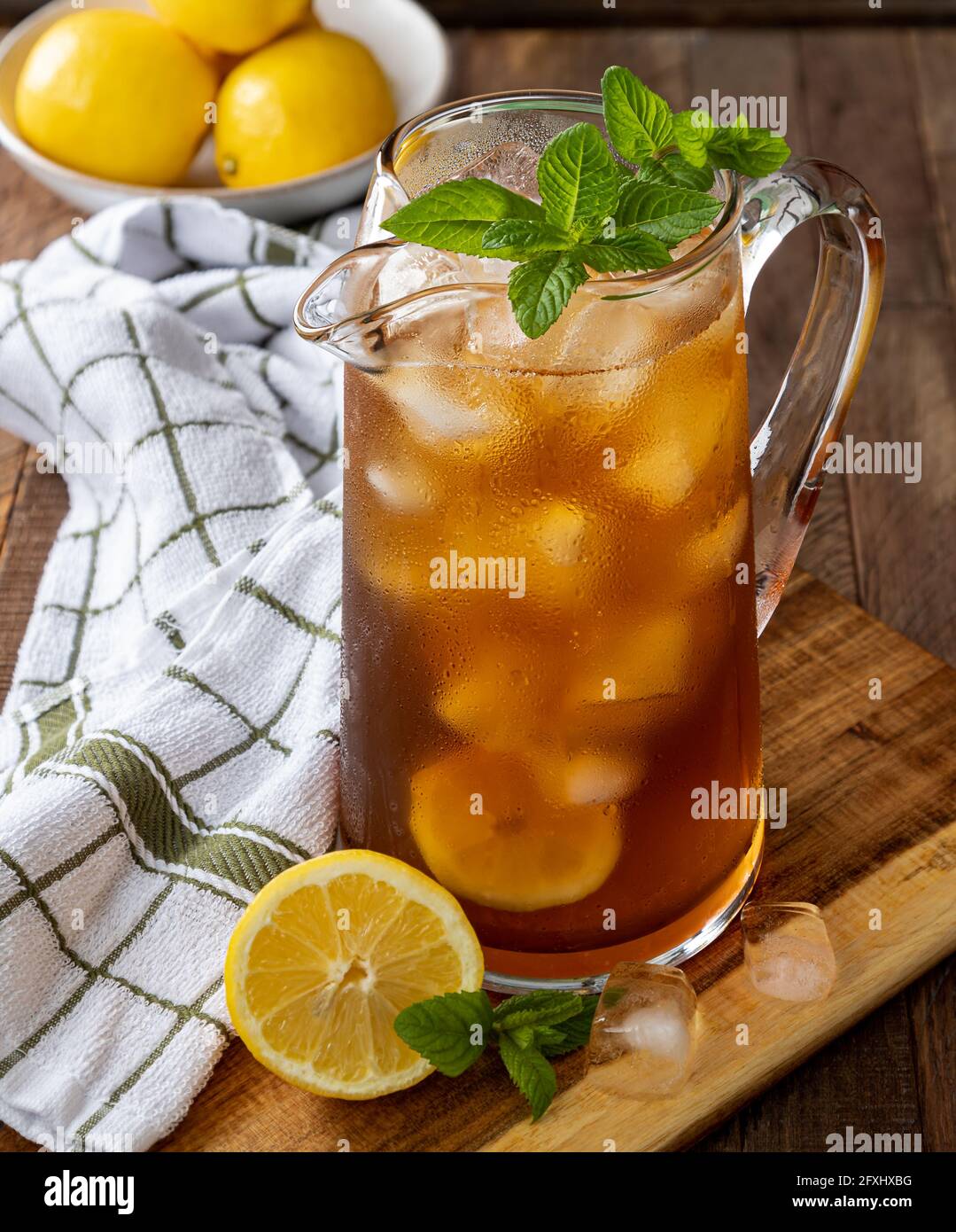 https://c8.alamy.com/comp/2FXHXBG/pitcher-of-iced-tea-with-lemon-and-mint-on-a-rustic-wooden-table-2FXHXBG.jpg