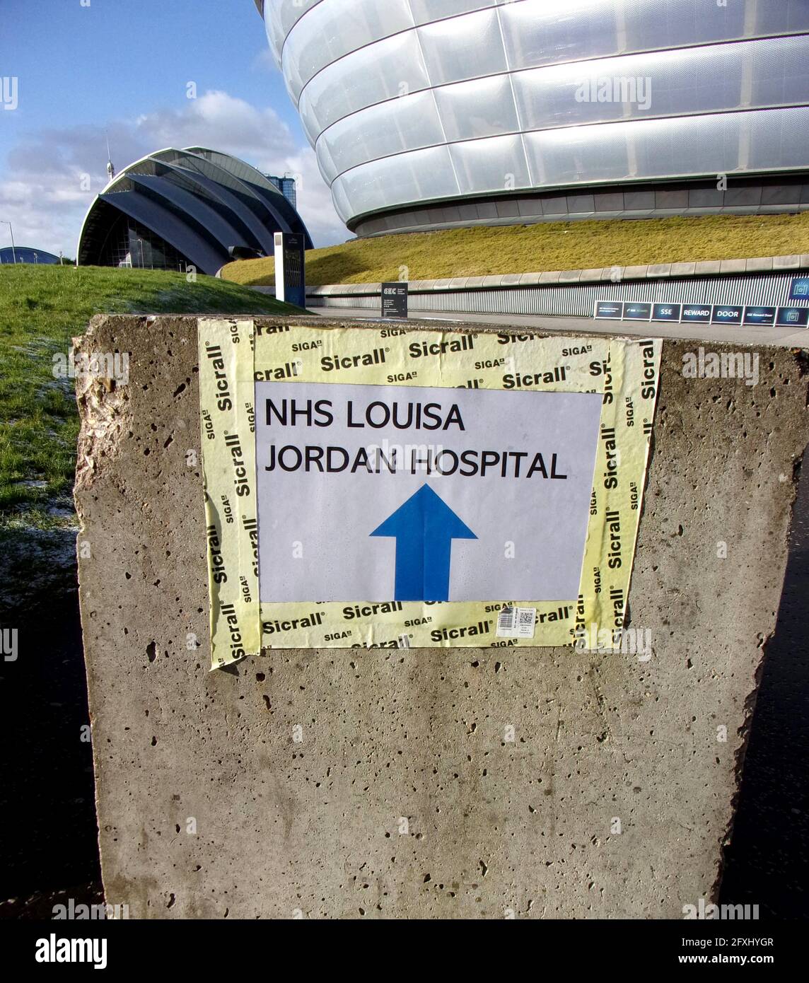 A make shift sign points the way to the Louisa Jordan, NHS hospital where the people of Glasgow get their anti virus vaccines to combat the Covid virus. The hospital/centre has been converted from the SECC events centre as a temporary measure to carry out the vaccinations. 2021. ©ALAN WYLI/ALAMY Stock Photo