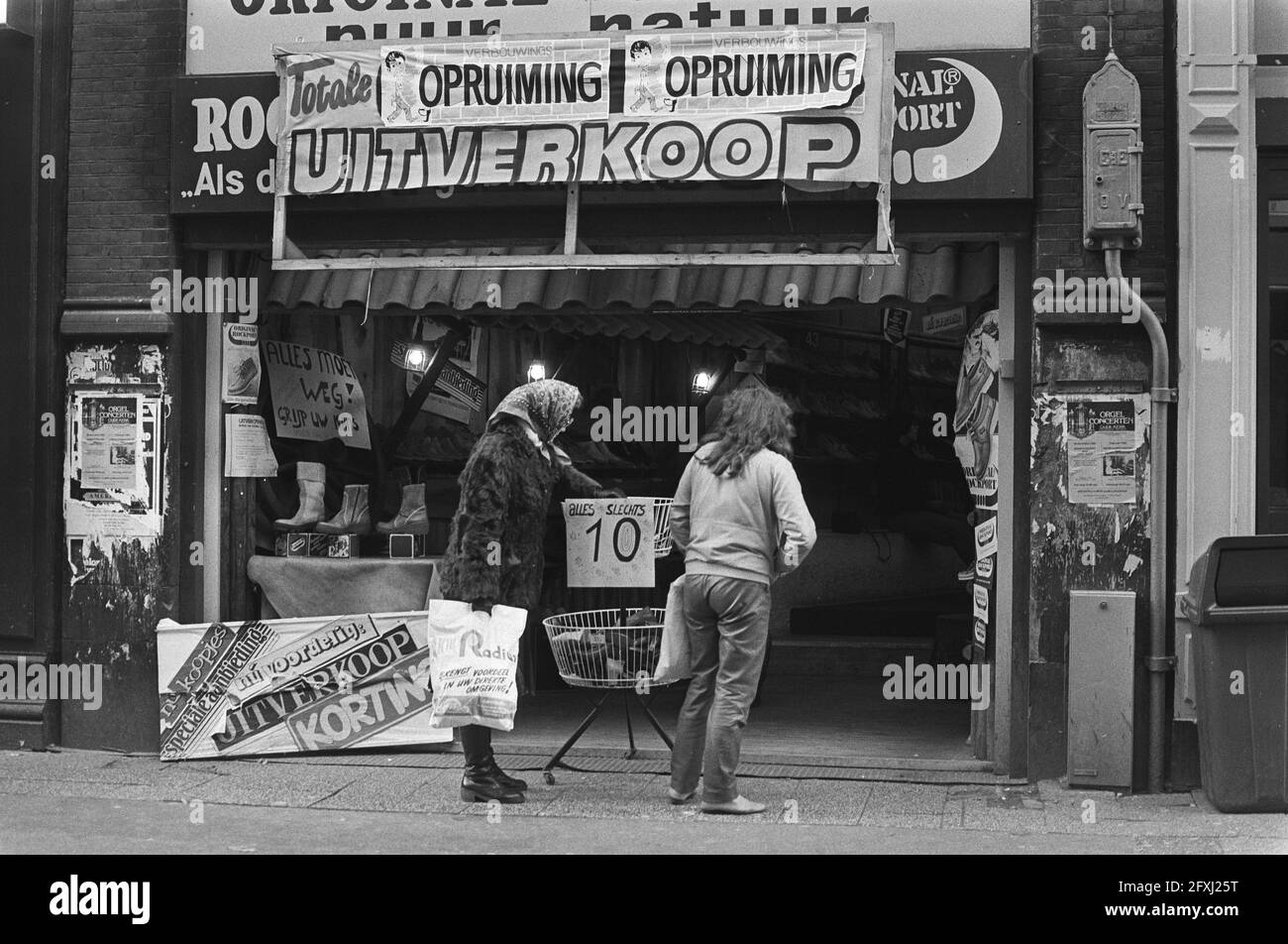 Michelangelo gewoon Panda Stores already started with clearance sale in Amsterdam, January 6, 1982,  UITVERKOOP, WINKELS, The Netherlands, 20th century press agency photo, news  to remember, documentary, historic photography 1945-1990, visual stories,  human history of