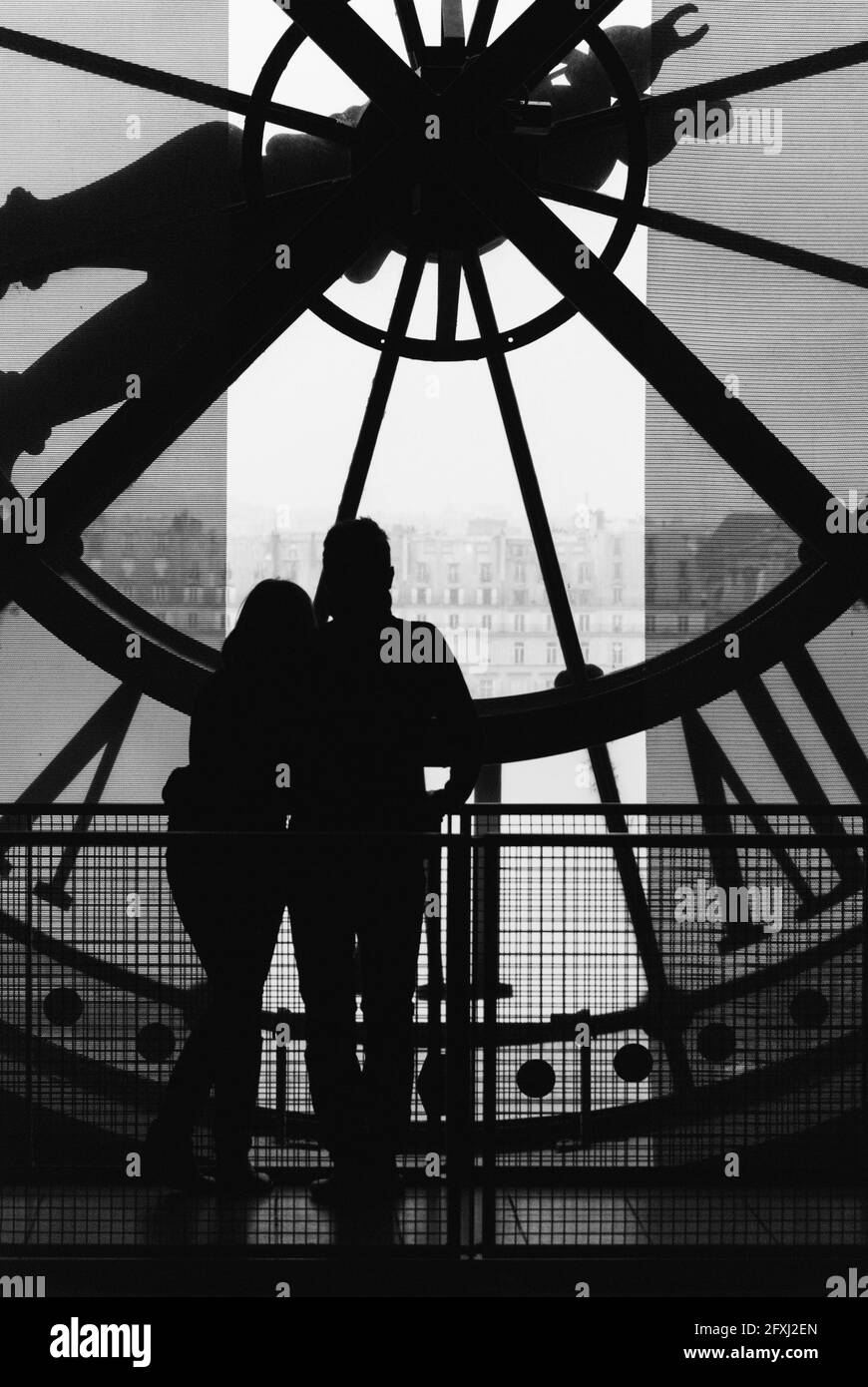 FRANCE, PARIS (75) 7TH ARR, A LOVING COUPLE LOOKING AT THE SEINE IN FRONT OF THE BIG CLOCK OF THE ORSAY MUSEUM Stock Photo
