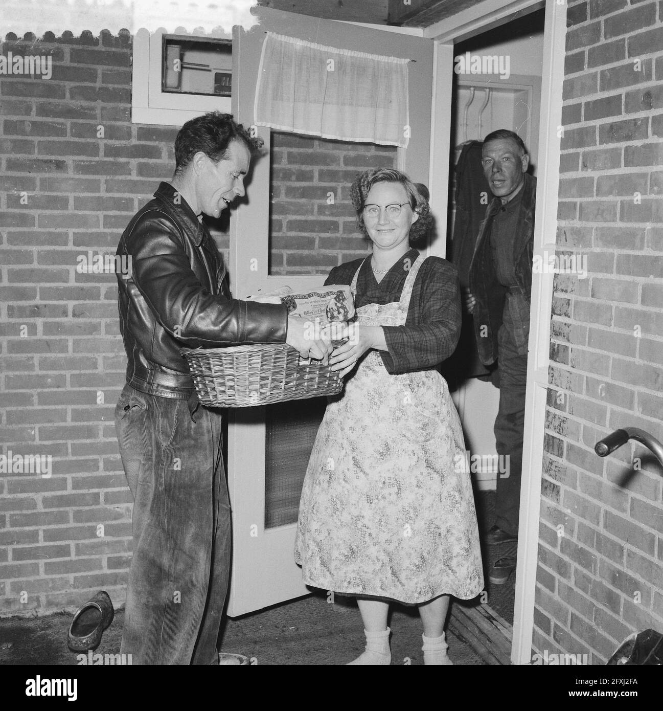 Winner of the KNVB pool, baker's boy Gerrit Zwiggelaar in Klazienaveen. He continues to deliver the bread, 10 November 1959, games of chance, winners, The Netherlands, 20th century press agency photo, news to remember, documentary, historic photography 1945-1990, visual stories, human history of the Twentieth Century, capturing moments in time Stock Photo