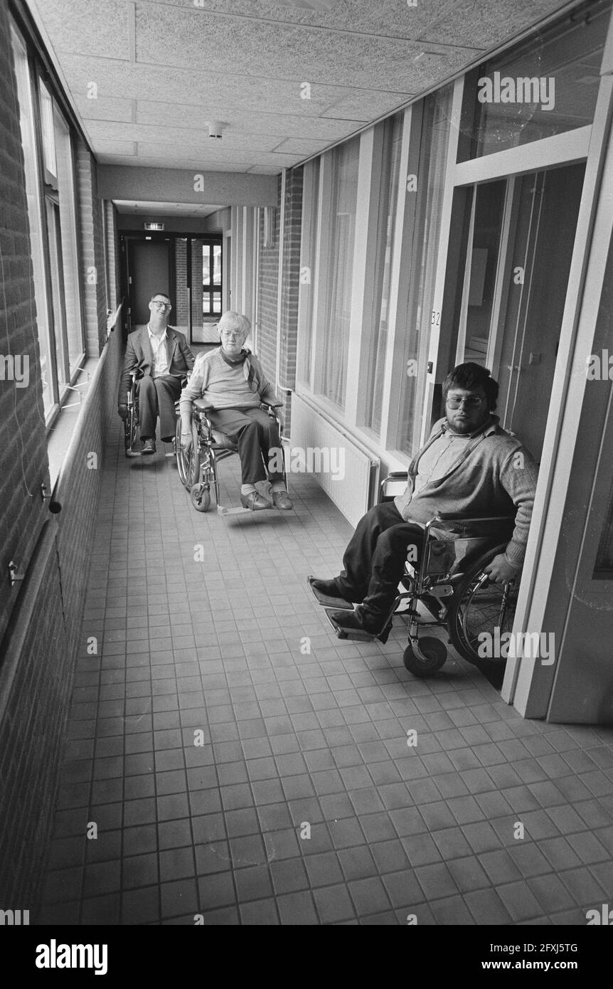 Residential building for physically disabled in new housing estate Purmerend; disabled in inner street, 7 April 1987, GEHANDICAPT, The Netherlands, 20th century press agency photo, news to remember, documentary, historic photography 1945-1990, visual stories, human history of the Twentieth Century, capturing moments in time Stock Photo