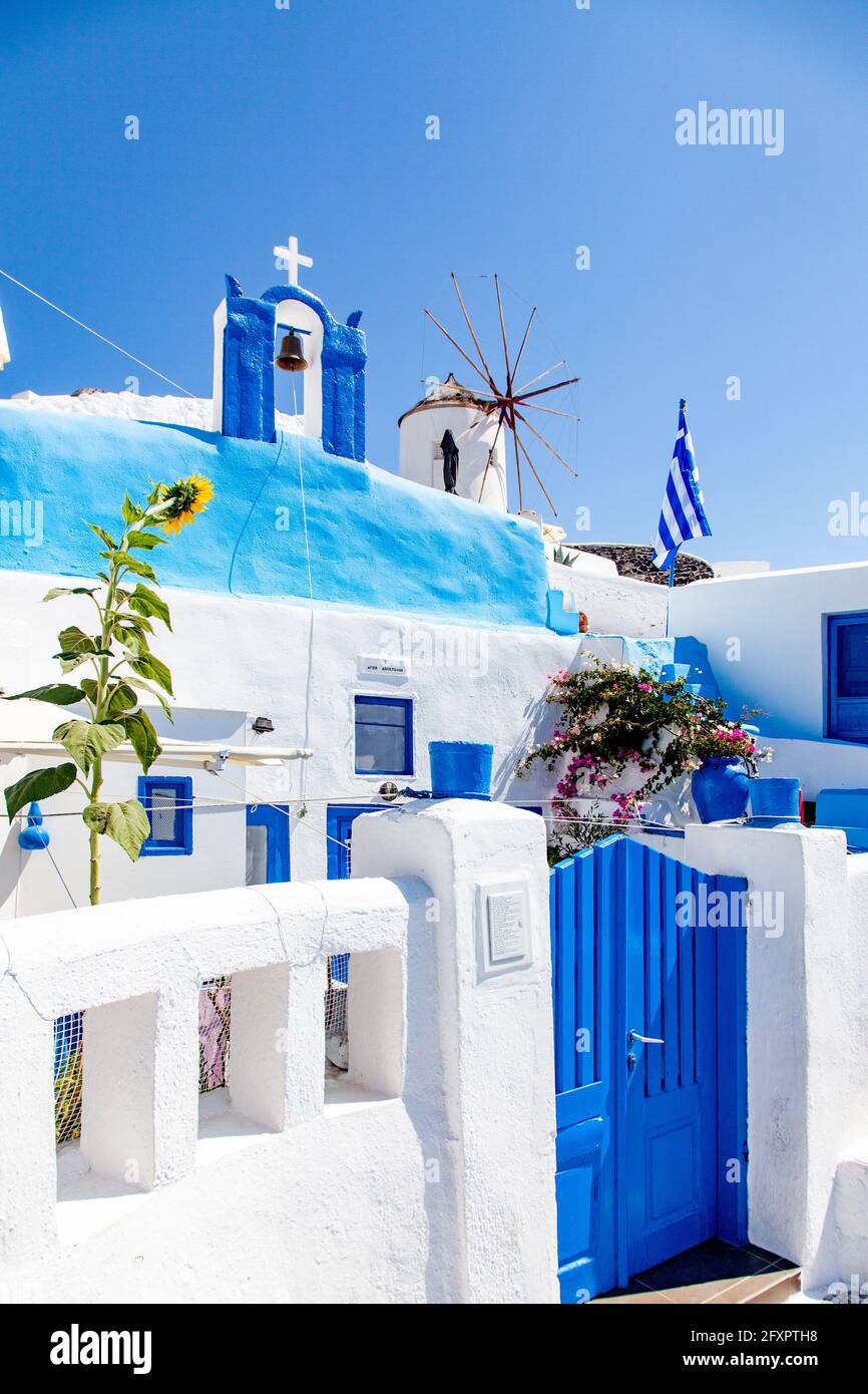 Traditional Greek architecture in Oia, Santorini (Thira), Cyclades, Greek Islands, Greece, Europe Stock Photo