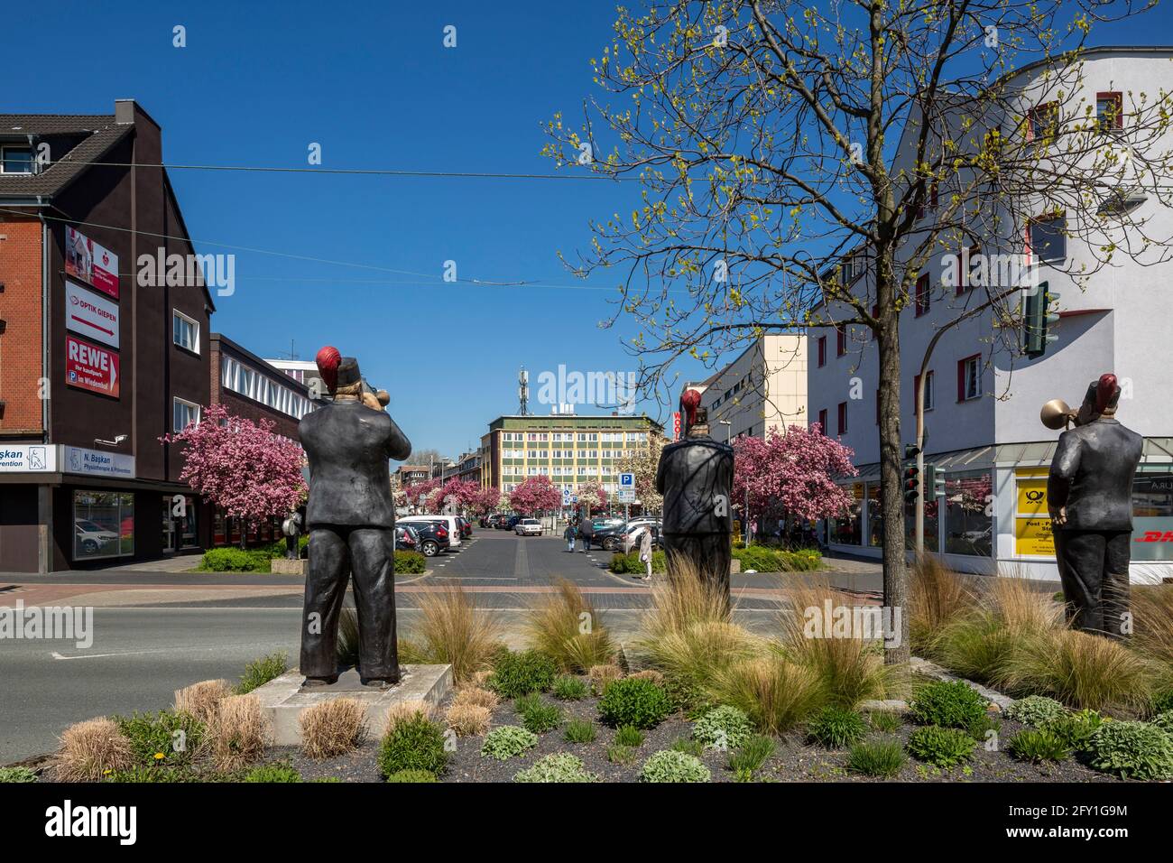 Germany, Oberhausen, Oberhausen-Osterfeld, Ruhr area, Lower Rhine, Rhineland, North Rhine-Westphalia, NRW, view across the Bottroper Street into the Gildenstrasse, residential houses and business buildings, figures of miners Stock Photo
