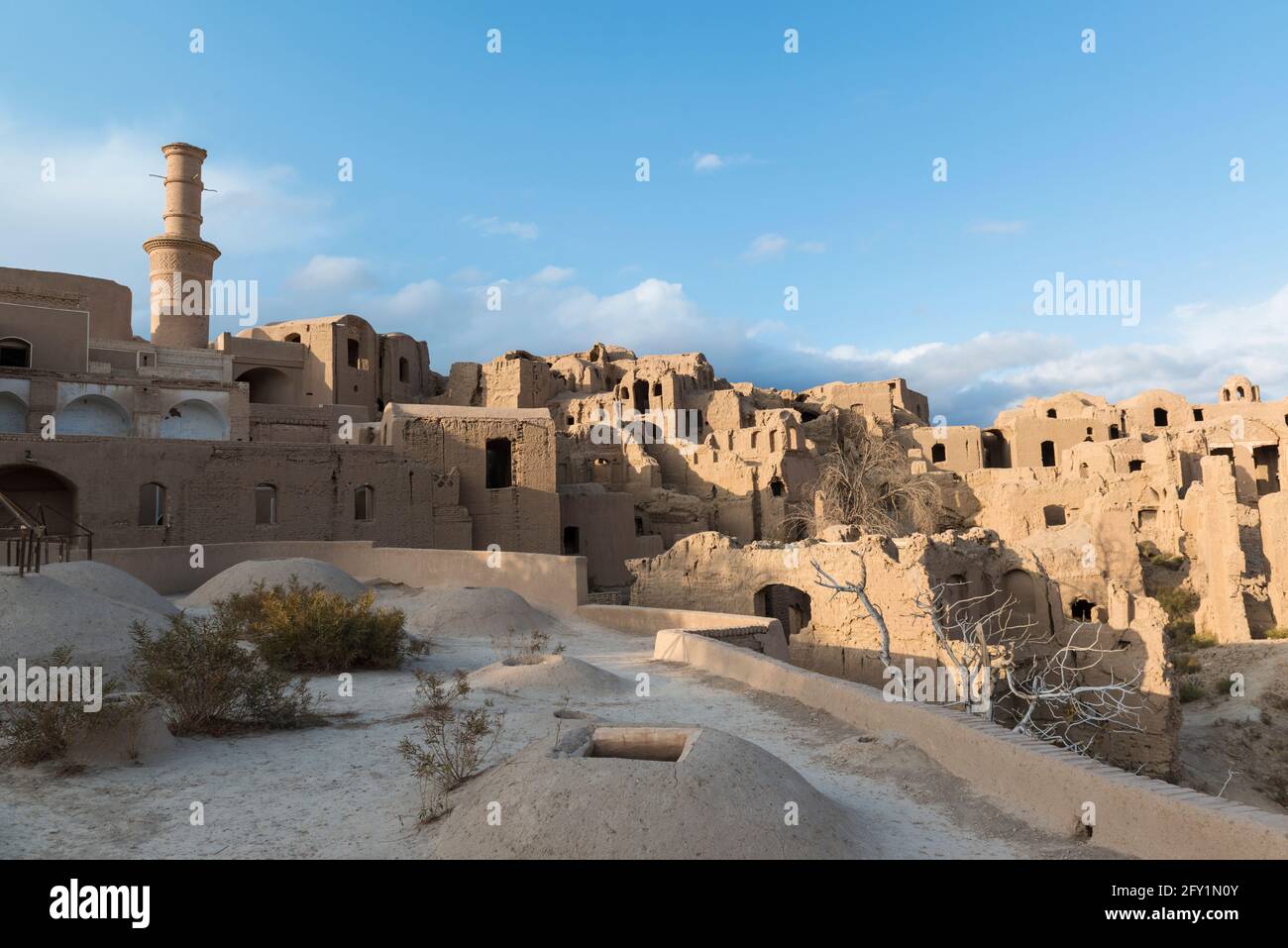 The 1000 years old collapsed mud-brick village of Kharanaq. Ardakan County, Yazd Province, Iran. Stock Photo