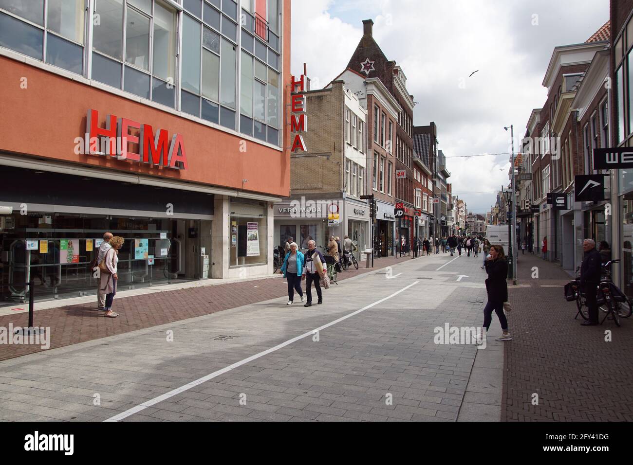 bred missil stivhed Shopping people in a shopping street (Lange Straat) in the Dutch city of  Alkmaar with department store De Hema Stock Photo - Alamy