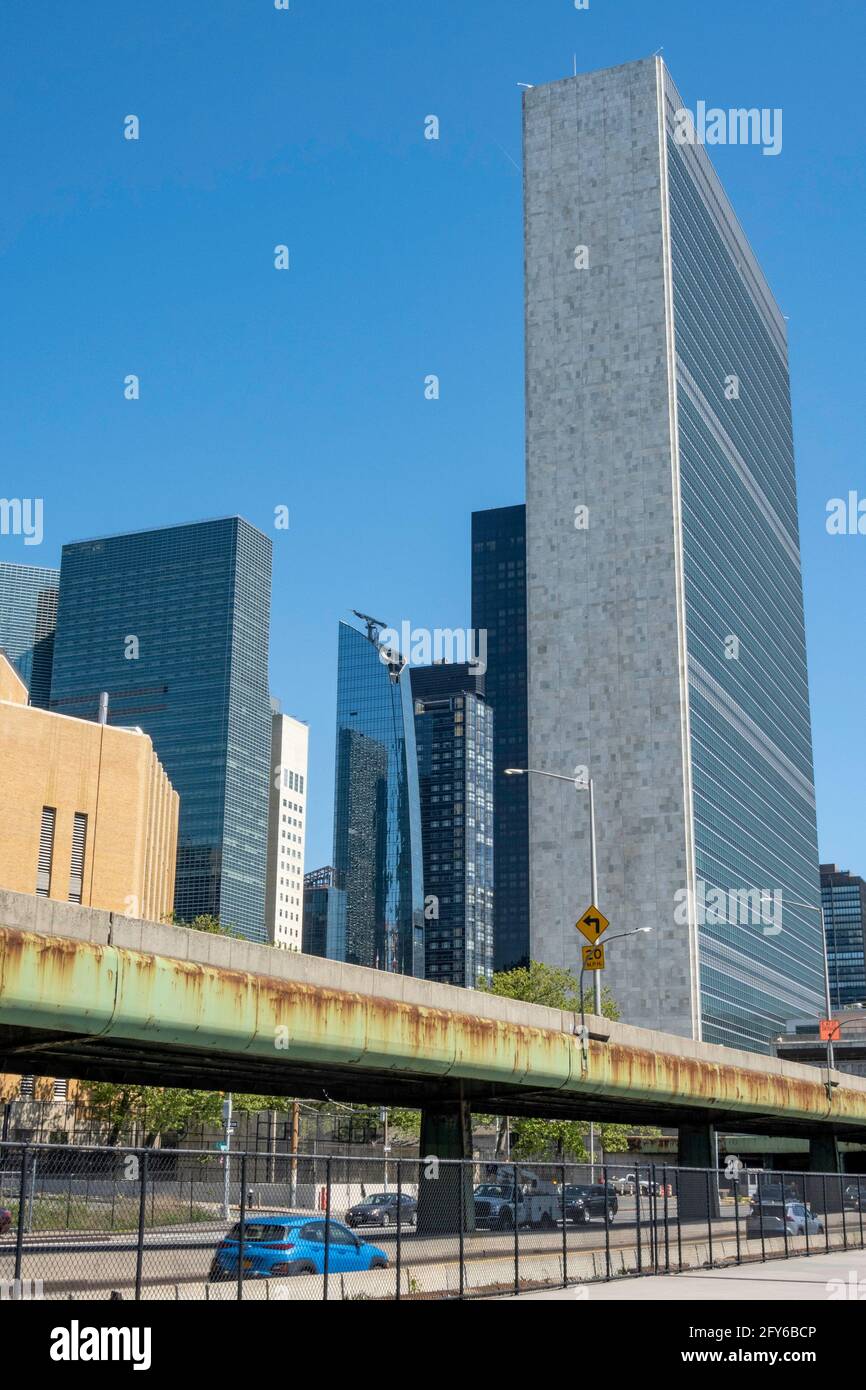 The FDR Drive viaduct in front of the United Nations secretariat building, New York City, USA Stock Photo