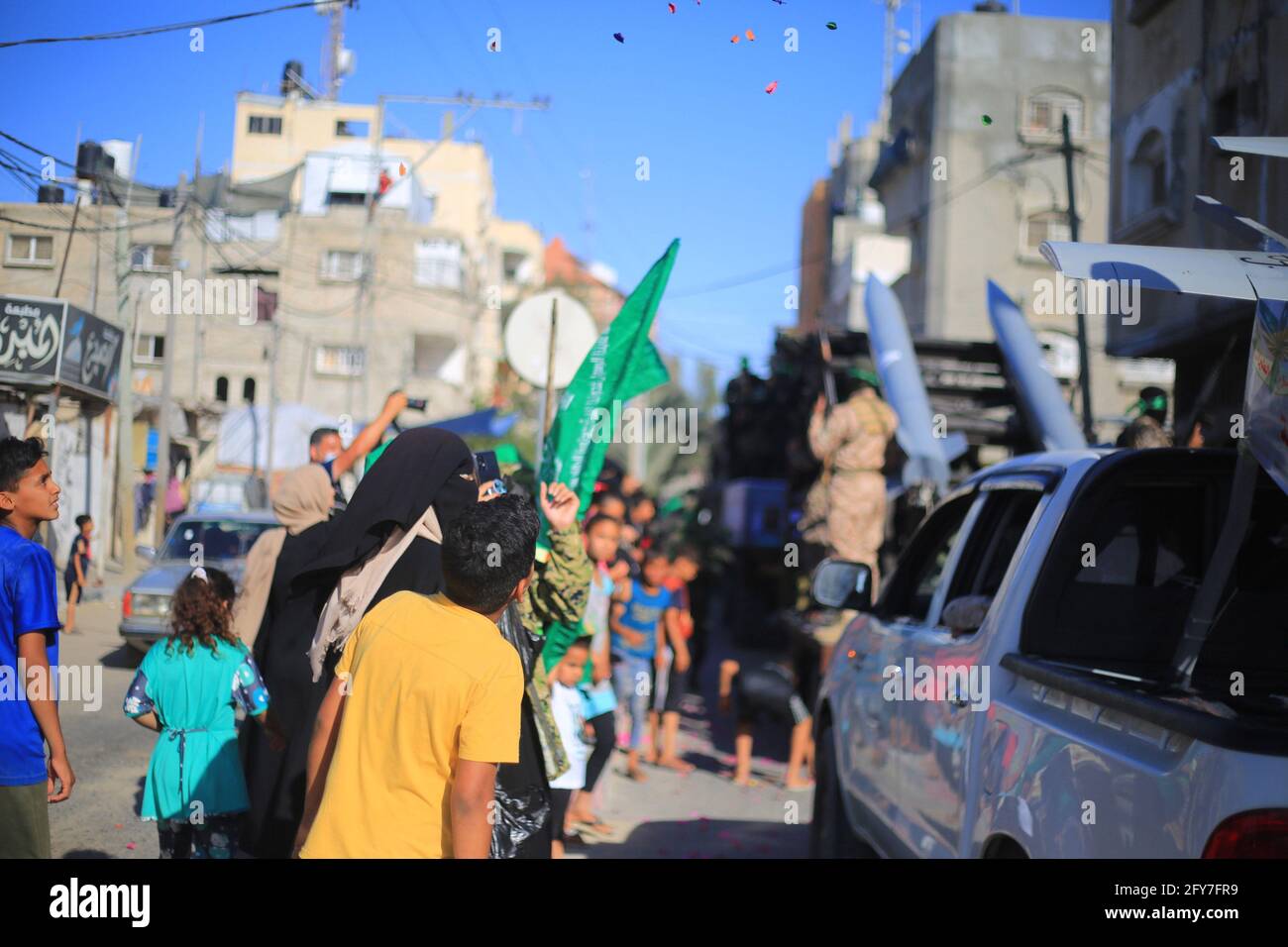 Khan Yunis city, The Gaza Strip, Palestine. 27th May, 2021. Palestinian militants from Izzedine al-Qassam Hamas military wing take part in military parade in Khan Yunis city southern the Gaza Strip. Credit: Mahmoud Khattab/Quds Net News/ZUMA Wire/Alamy Live News Stock Photo