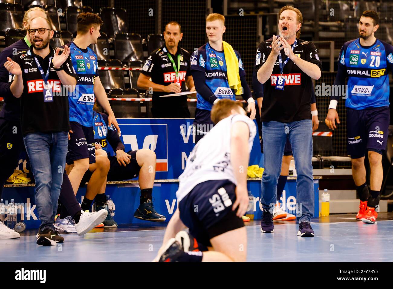 Flensburg, Germany. 27th May, 2021. Handball, Bundesliga, SG Flensburg-Handewitt - Rhein-Neckar Löwen, Matchday 31: The coaches of the Rhein-Neckar Löwen, Klaus Gärtner (l.) and Martin Schwalb (2.f.r.) applaud after the draw in Flensburg. Credit: Frank Molter/dpa/Alamy Live News Stock Photo