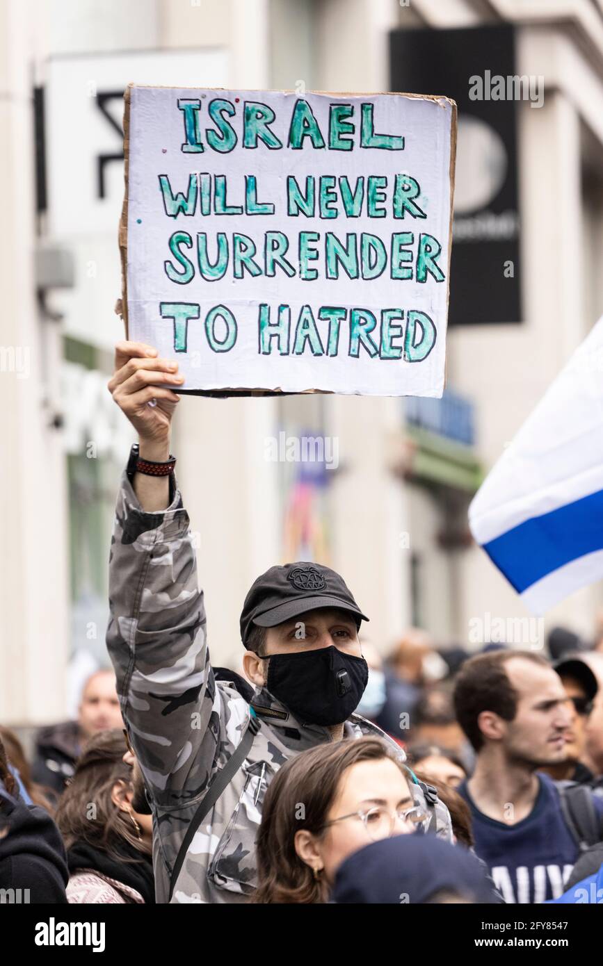 Protester with placard, Zionist demonstration, Embassy of Israel, London, 23 May 2021 Stock Photo