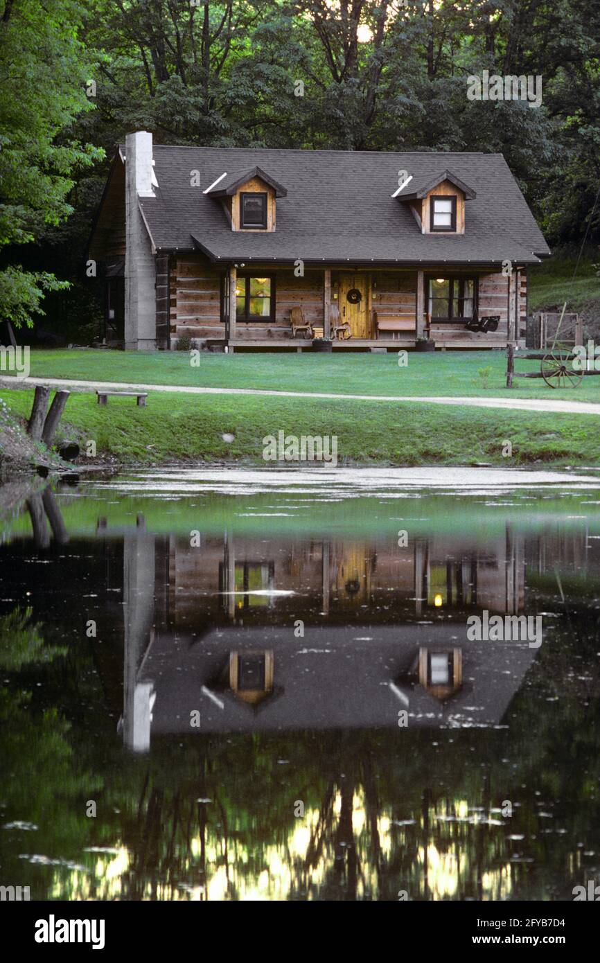 1980s SECLUDED LOG CABIN HOME LOCATED BY AND REFLECTED IN LAKE 095727
