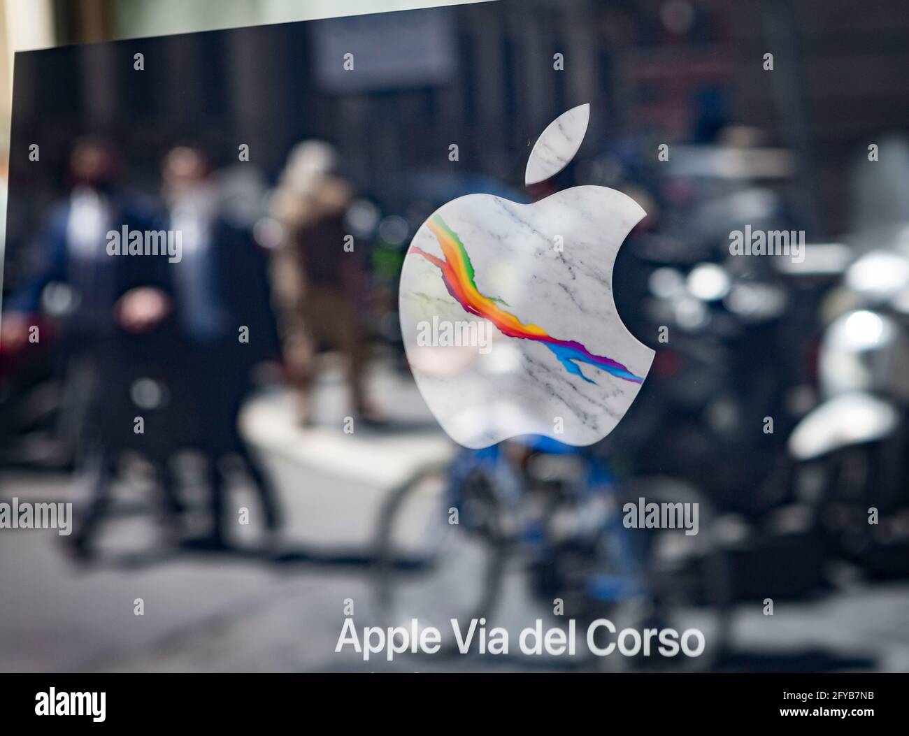 Apple logo in window at the new Apple Store in Rome Stock Photo Alamy