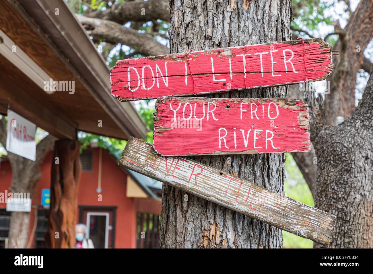 Concan, Texas, USA. April 13, 2021. A don't litter sign in the Texas hill country. Stock Photo