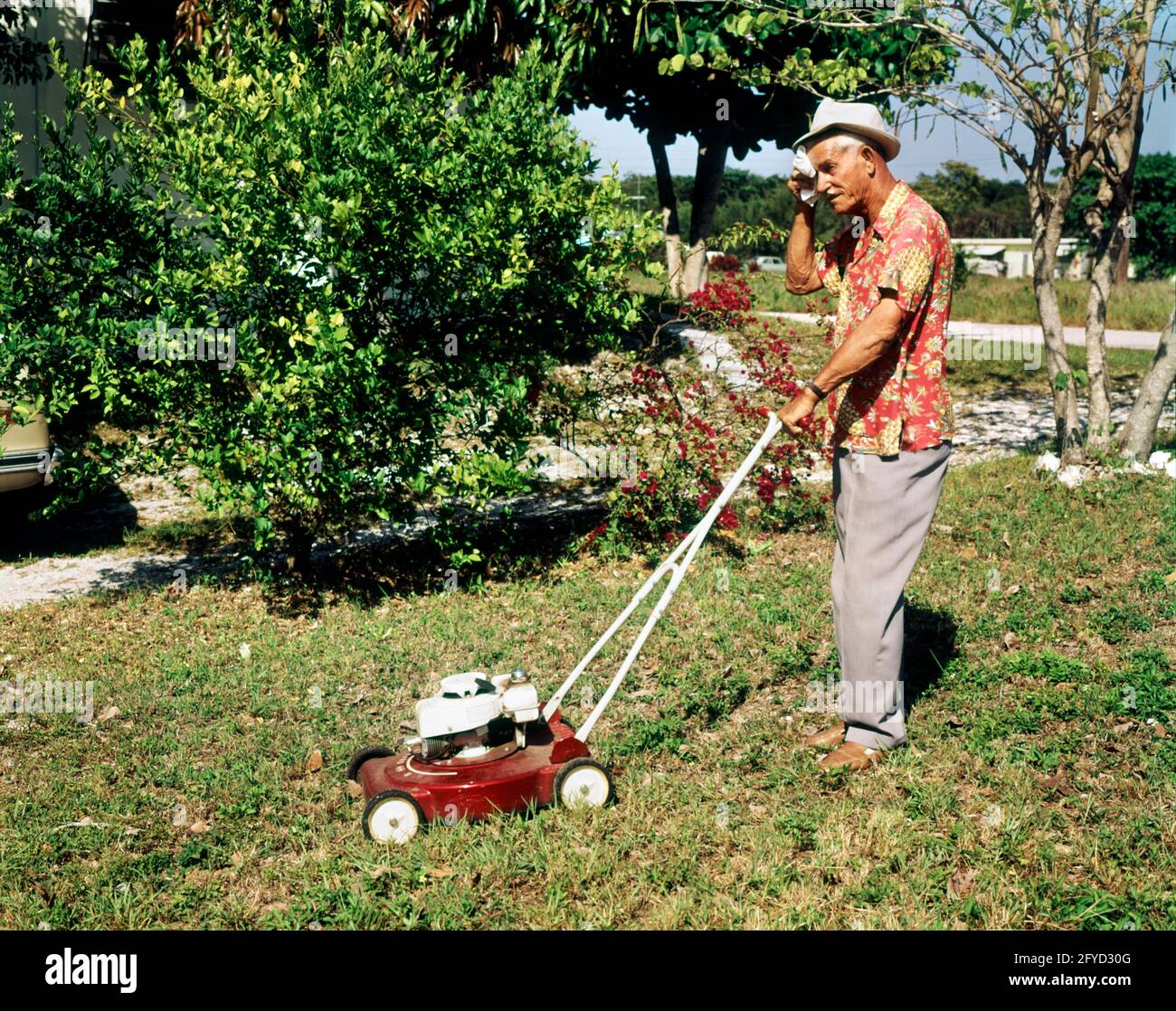 Old fashioned lawn mower hi-res stock photography and images - Alamy